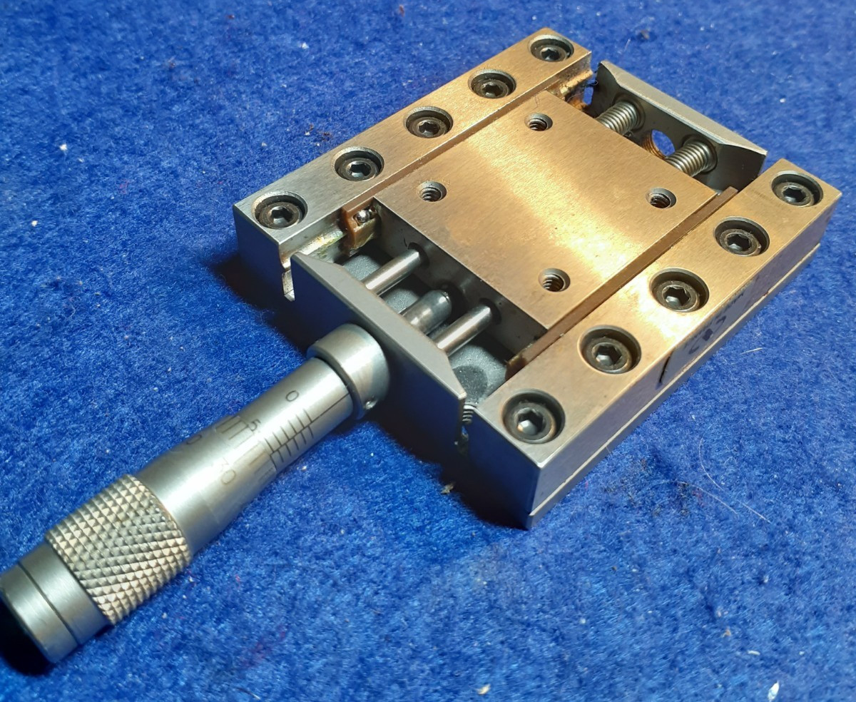 Newport UMR5.16 Linear Stage, Double-Row BBs, 0.63 in., BM11.16 Micromometer
