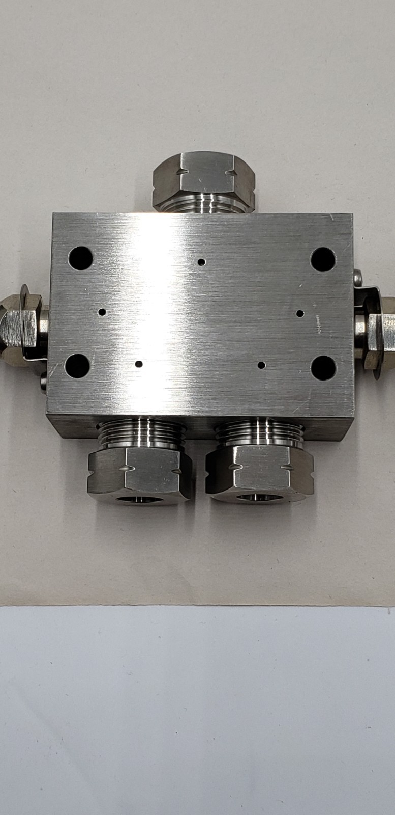 Autoclave Engineers 30VM9075 30,000 psi Stainless Steel Manifold & Needle Valves