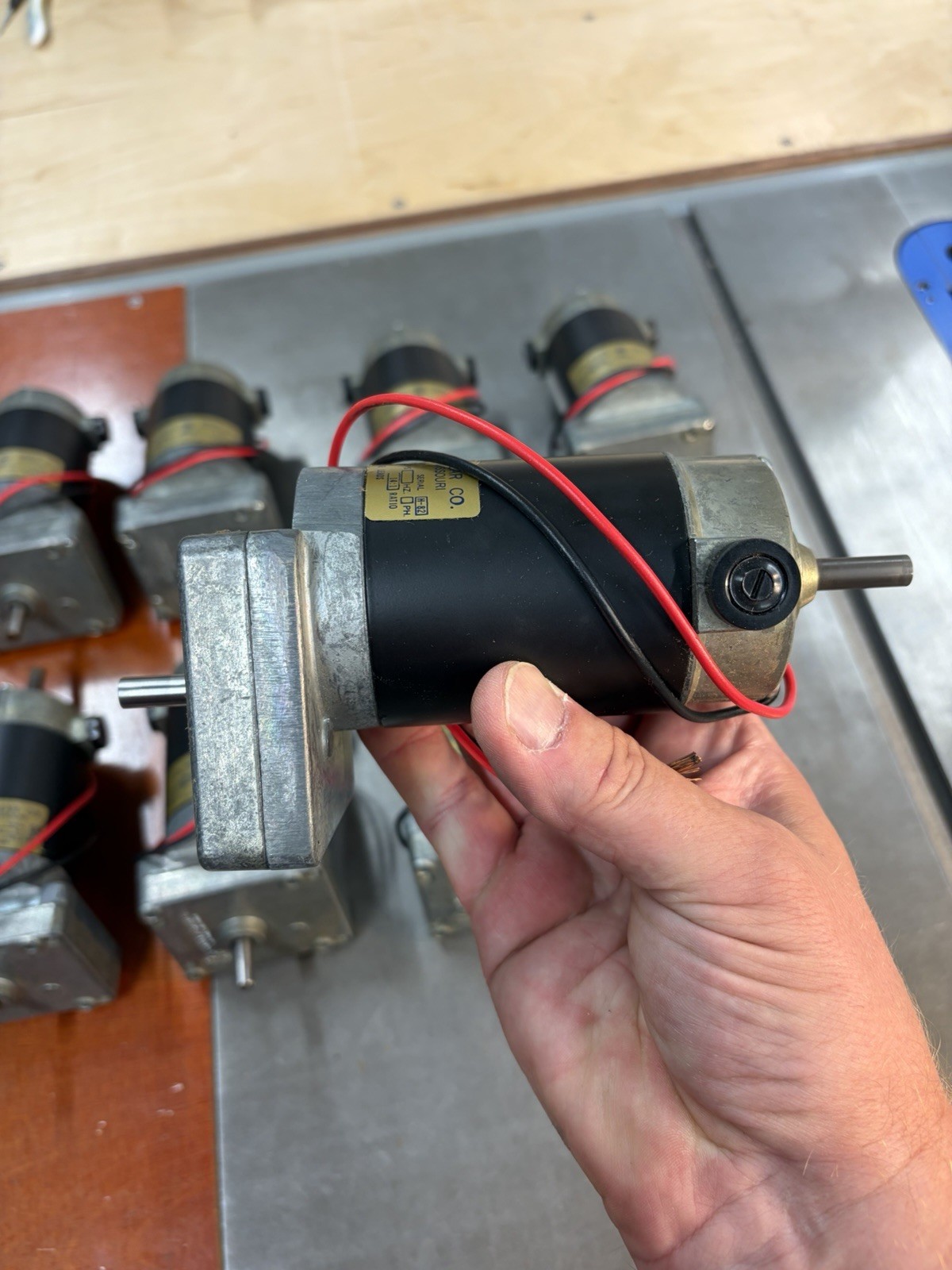 QTY 1 VON WEISE GEAR MOTOR 12 VOLTS 14:1 RATIO BOTH SHAFTS ARE 5/16″ DIAMETER