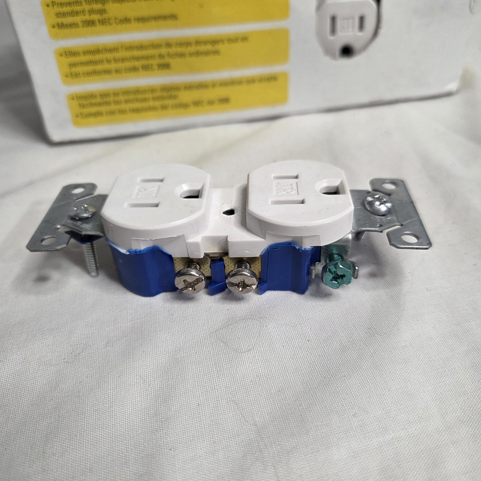 Cooper Wiring Devices Grounding Duplex Receptacle 15A-125V White Lot Of 20 NIB