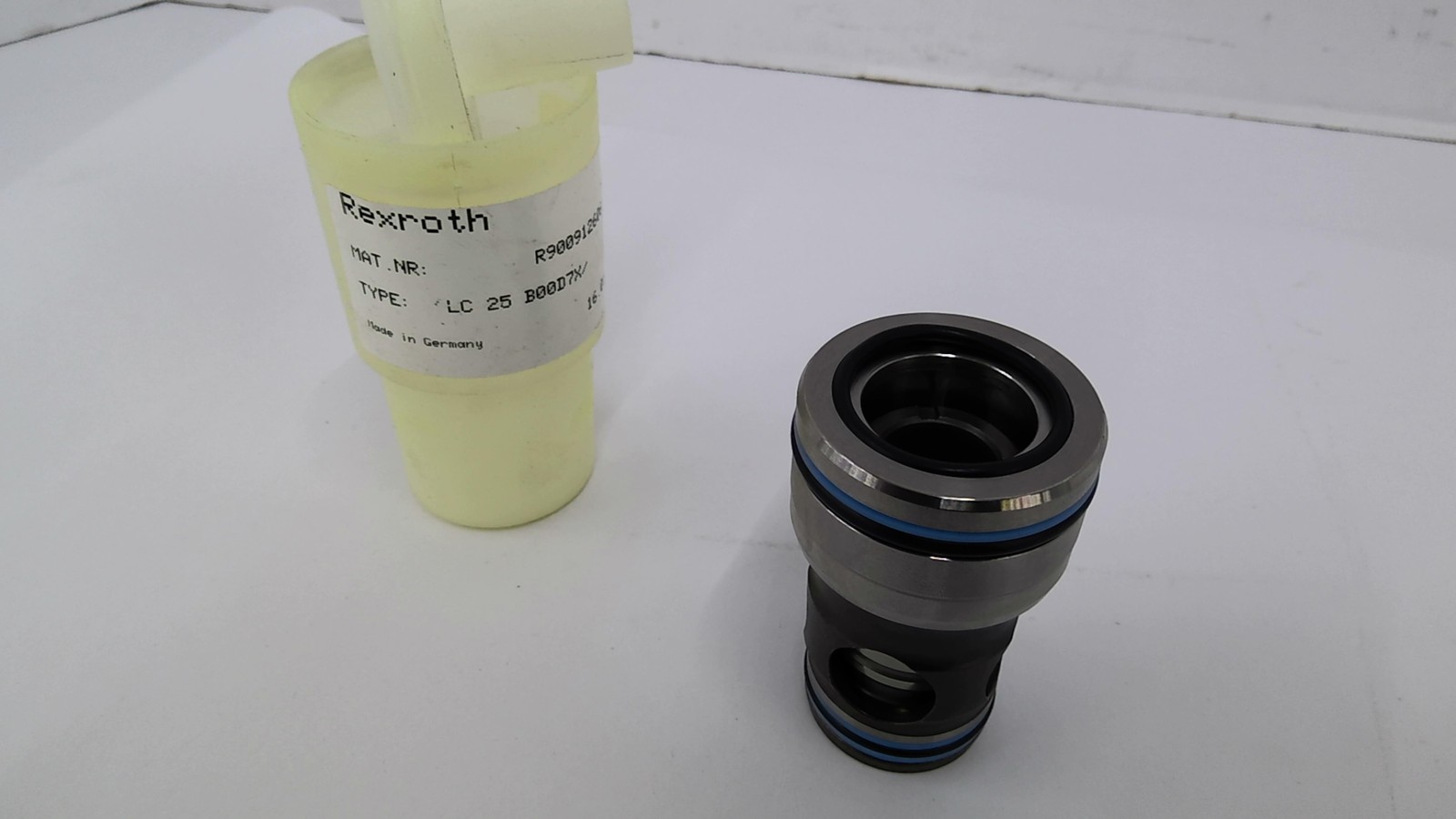 Rexroth R900912606 Hydraulic Cartridge Valve OAL 2-7/8″ OAW 2-3/4″ X 1-1/4″