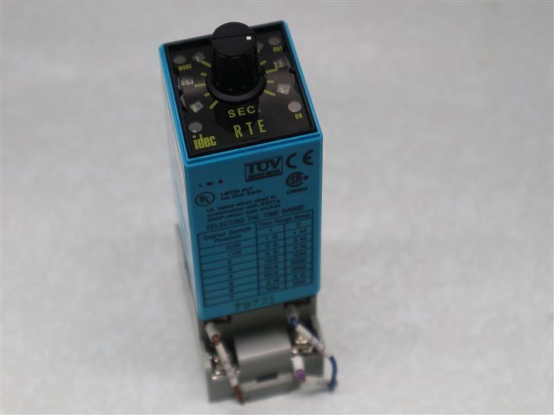 Idec RTE RTE-P11 RTEP11 Electronic Timer 24VAC/DC 120/240VAC 10A(Res.) w/ Socket