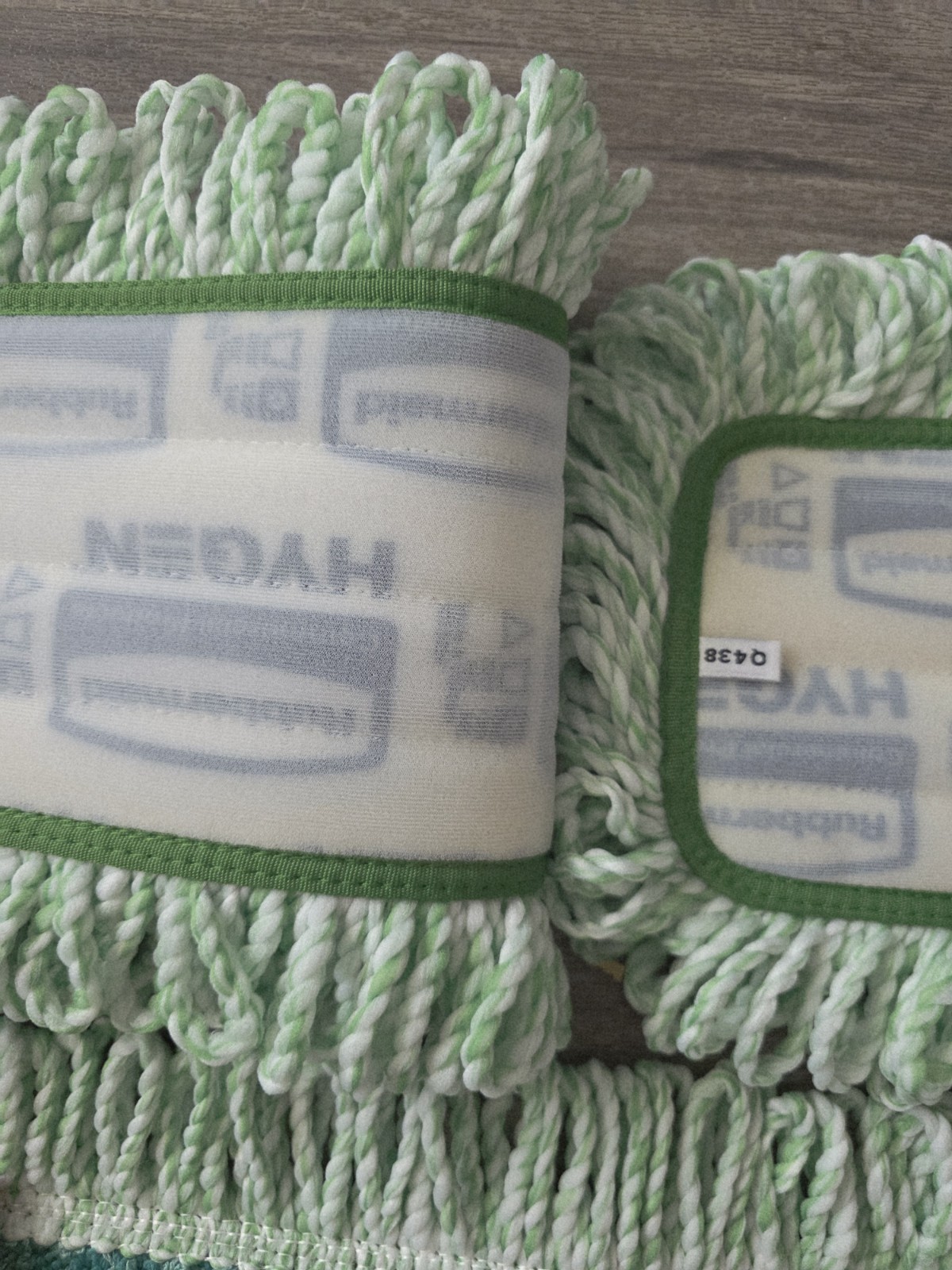 Rubbermaid Hygen Q438 Microfiber Wet/Dry Mop Pad 31-40in Green Pocket Washable