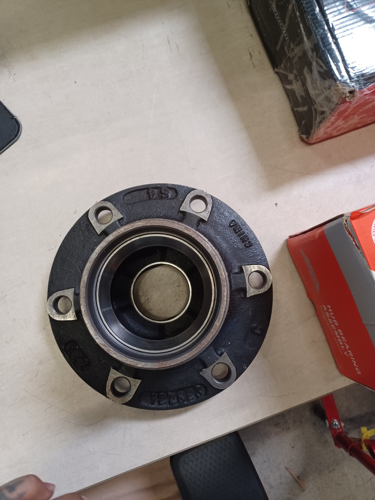 150.T1601 Watson & Chalin 8K Steerable Lift Axle Wheel Hub