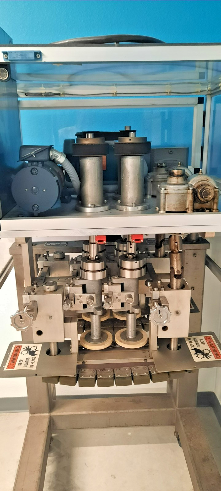 Hardly Used Great condition Resina Model NRT-20 Automatic Cap Retorquer.