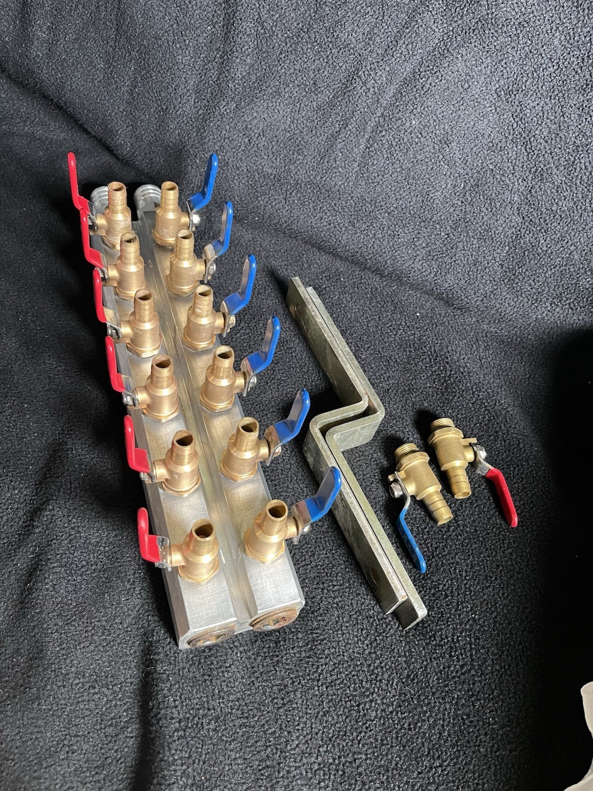Aluminum Manifold with Brass Ball Valve and Dual Color Handles 6 Port 1/2