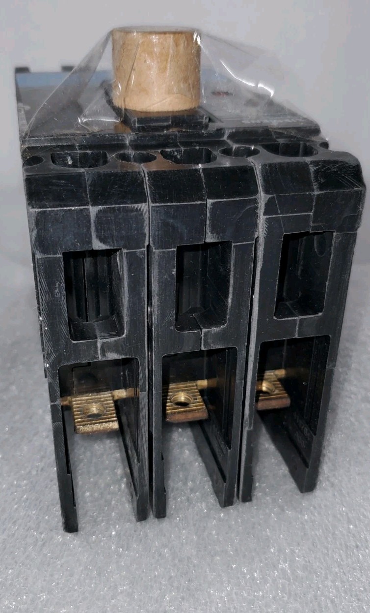 Siemens SENTRON 600V~ Max. 15A 3-Pole Circuit Breaker ED43B015 NEW-OLD STOCK