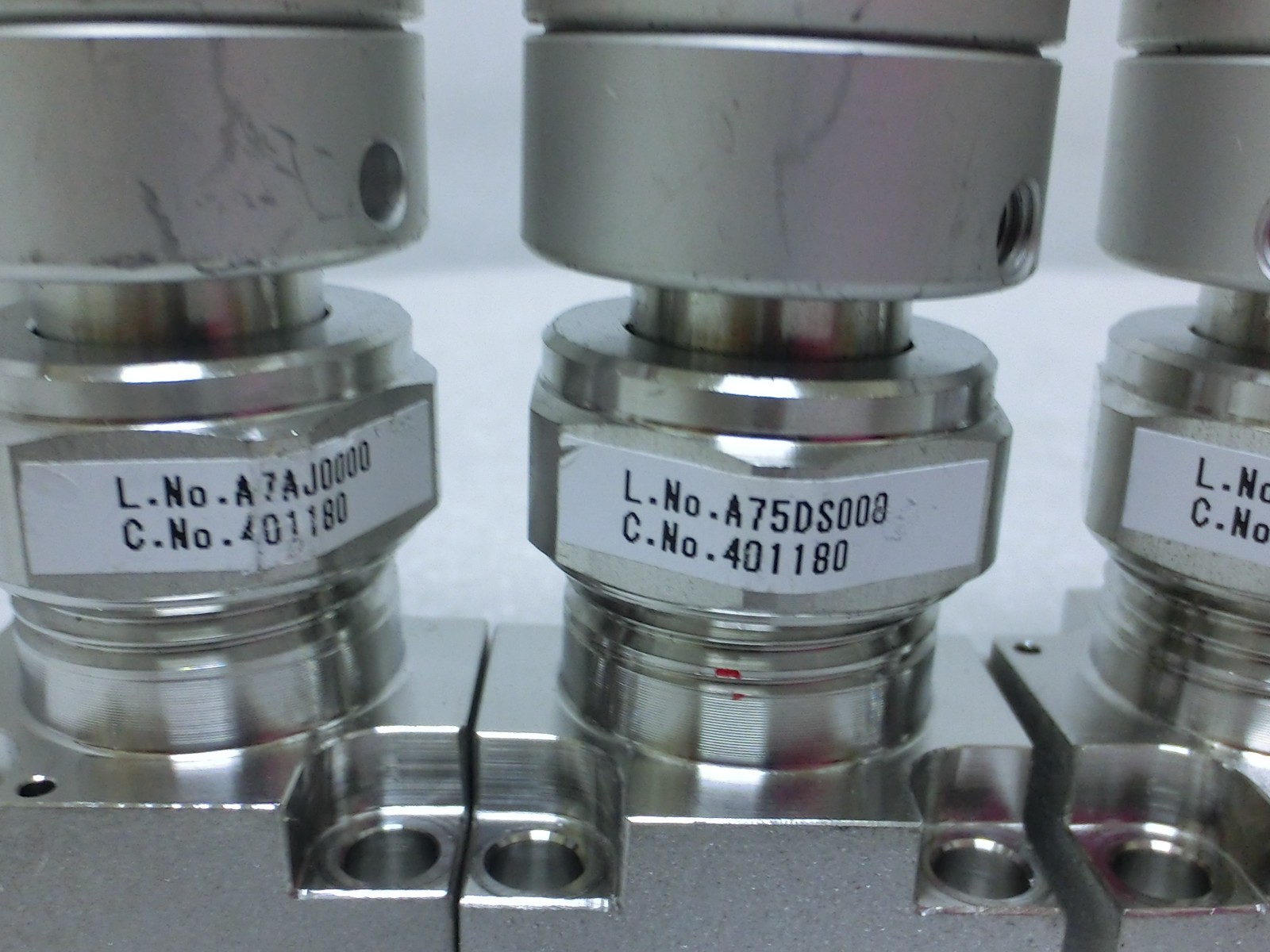 Lot of 4 Fujikin 401180 O.P. 0.5~0.6mPa N.C. Diaphragm Valve,Used,Jp~9930