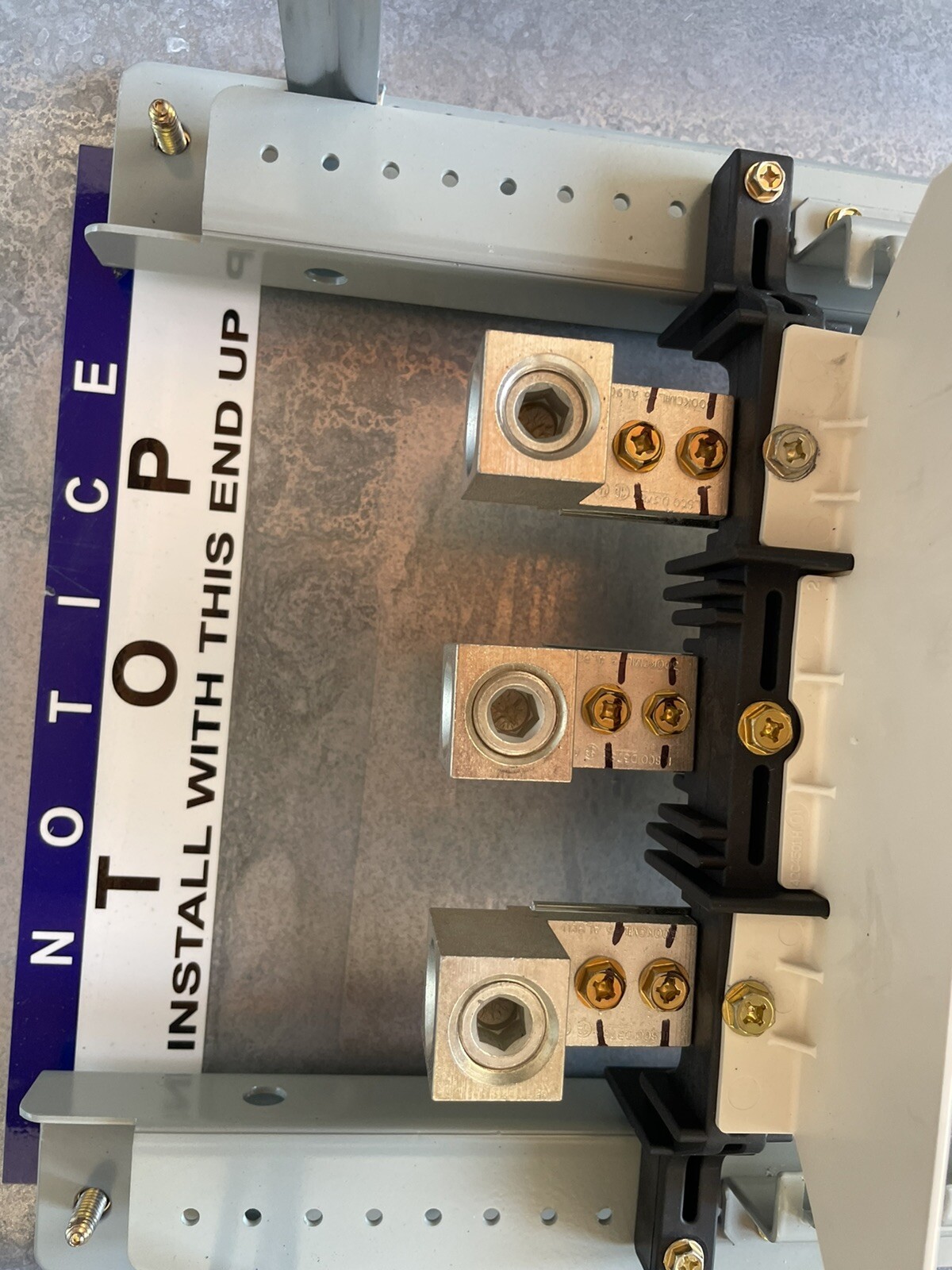 1- 225AMP 480V 42CKT MAIN LUG 3PHASE 4 WIRE COMPLETE PANEL NEMA 1 SURFACE 42″