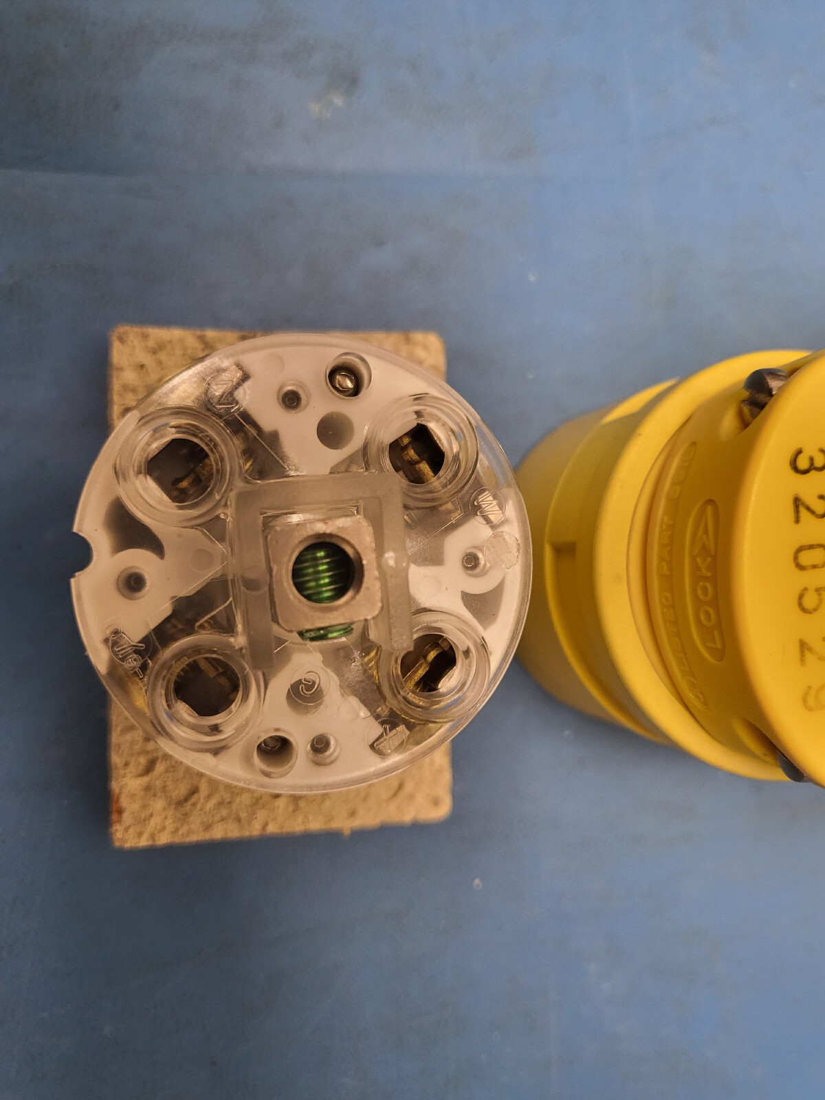 WOODHEAD / MOLEX 2881 PLUG ,YELLOW , NEMA L21-30P 30A 3 PY 120/208