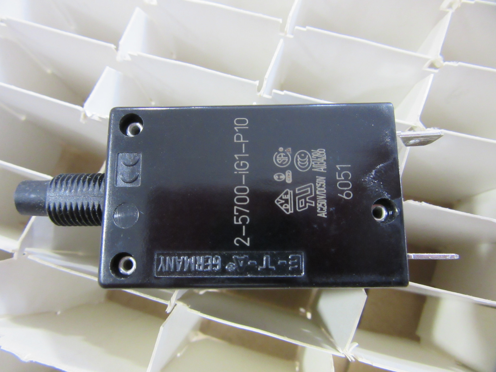 E-T-A 2-5700-IG1-P10 13A Push in Circuit Breaker 13 Amp 250VAC / 50VDC NEW!!!