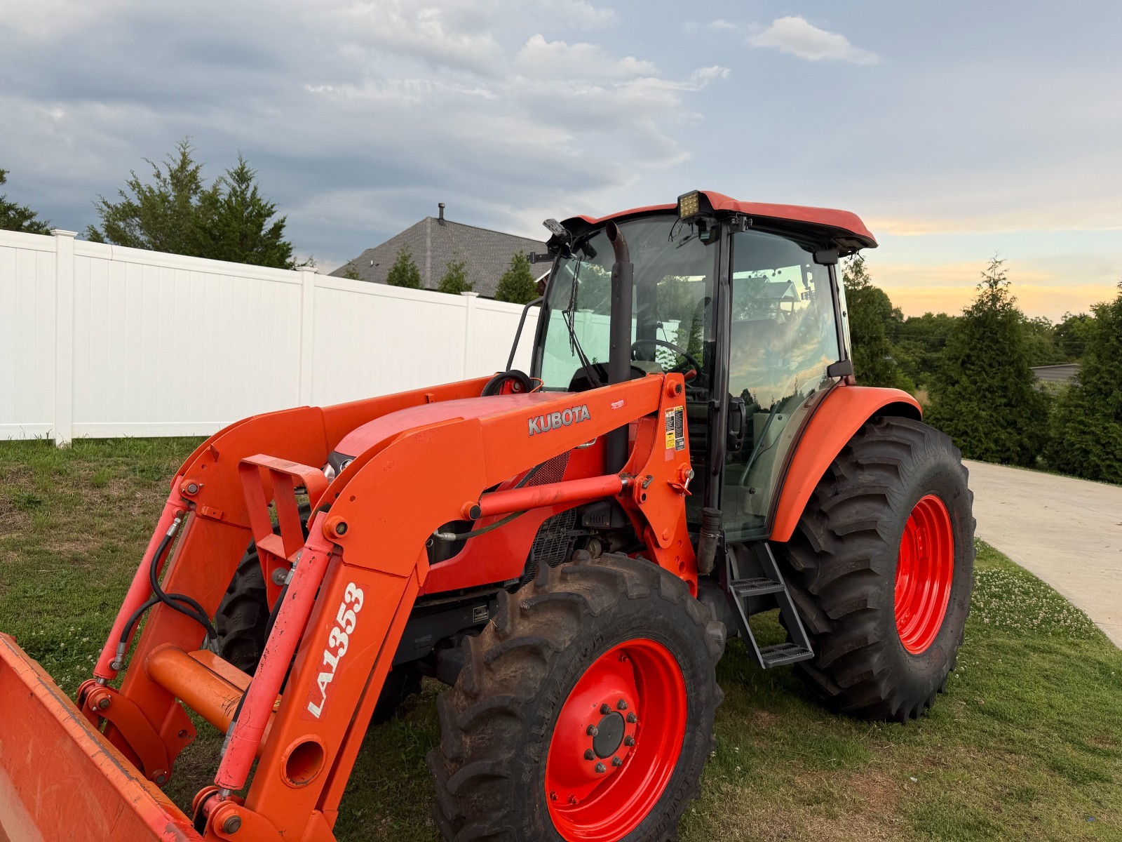 2016 KUBOTA M8560D TRACTOR WITH LOADER – A/C CAB – 4X4 – ONLY 2,763HOURS!! 85 HP