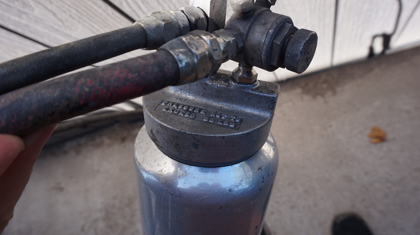 Binks Model 80 228 2 Quart Pressure Pot With Hoses, Regulator & Gauge Untested.