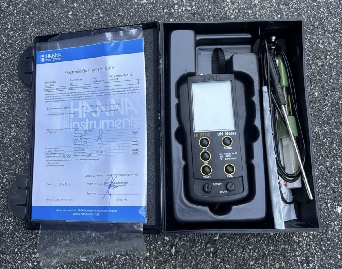 Hanna Instruments HI83141 Portable pH Meter Kit w/ HI1230B Probe Case