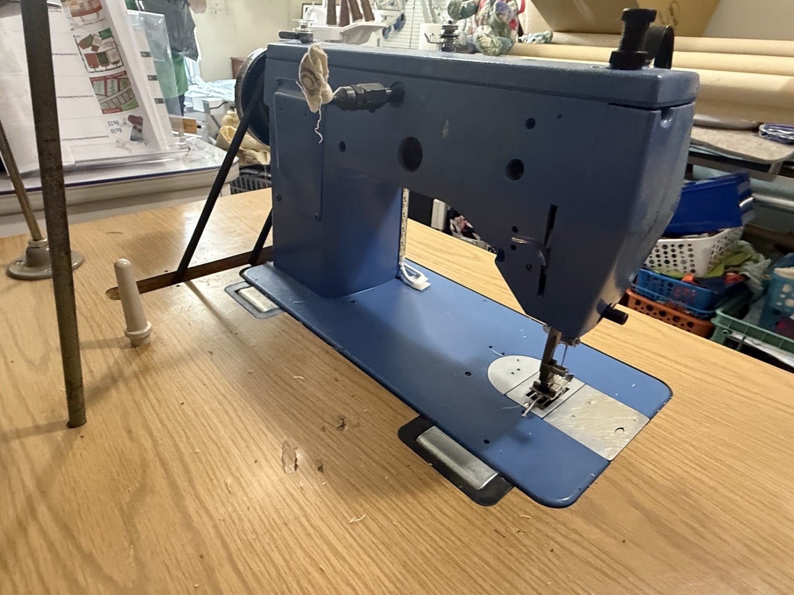 SINGER Industrial Lockstitch Sewing Machine complete set up with Clutch Motor