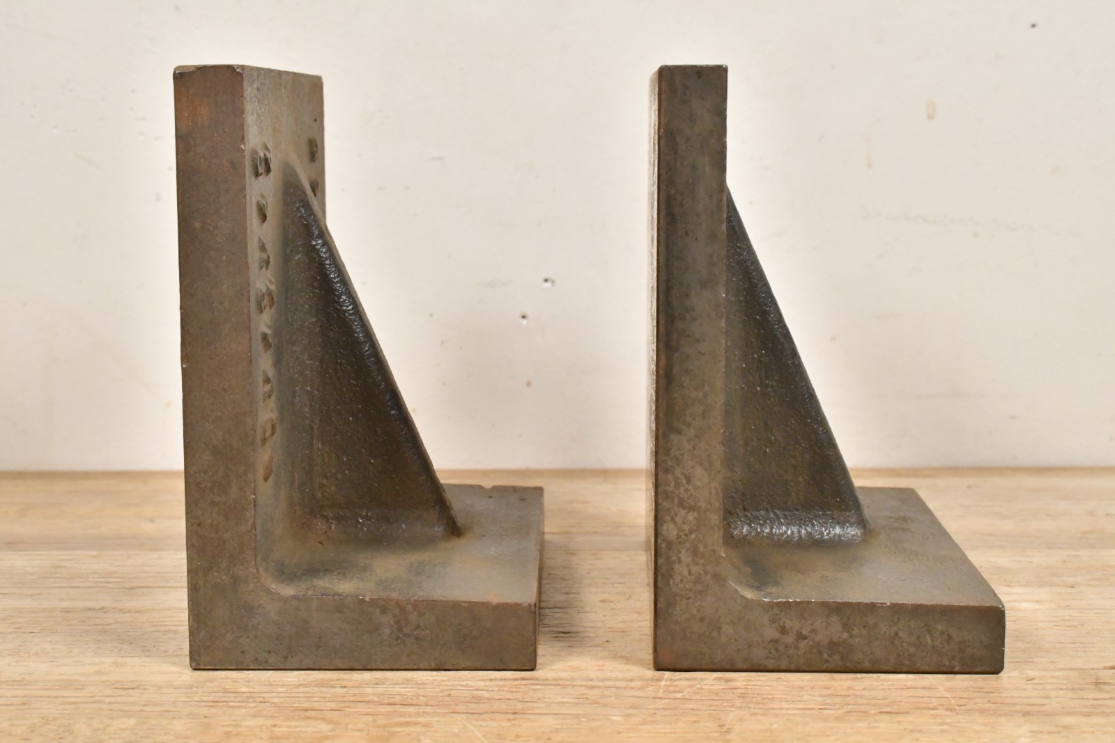 Set of 2 Vtg CHALLENGE ANGLE PLATES 4-3/4″ x 4-3/4″ x 2-3/4″ Inches Webbed