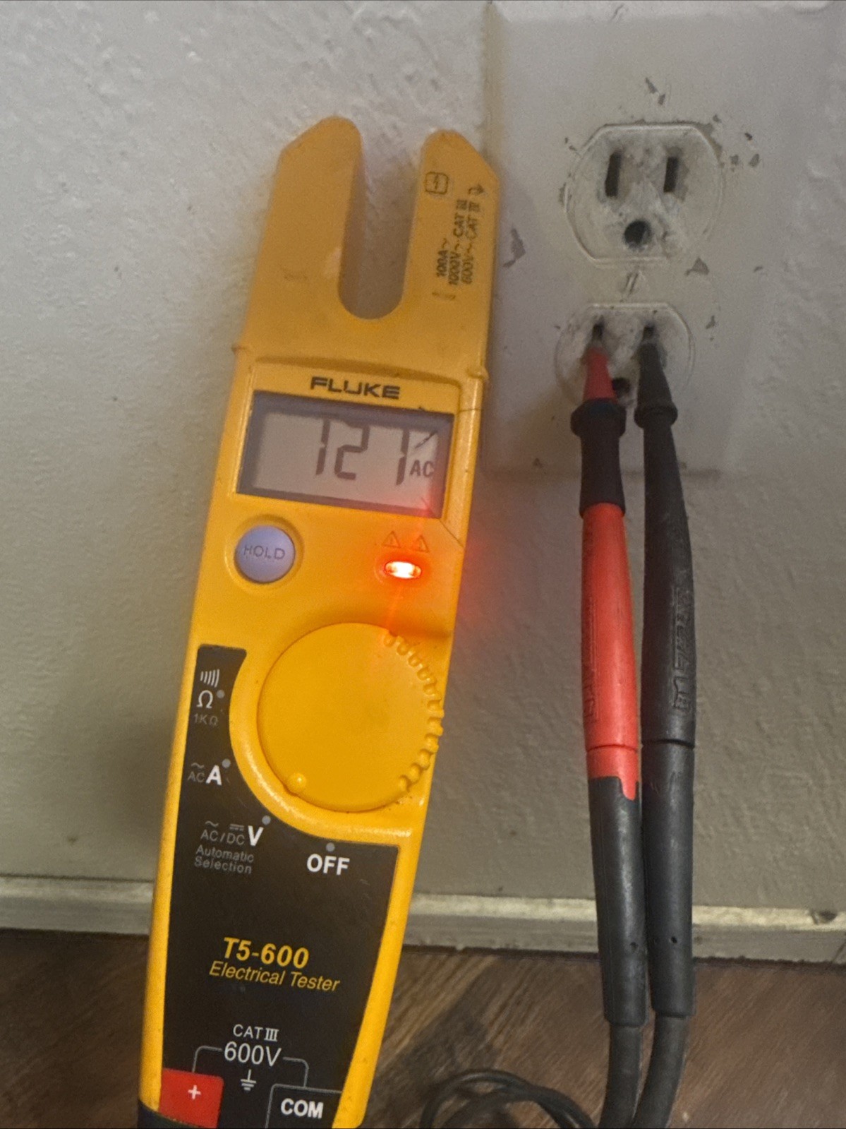 Fluke T5-600 Tester 1000V 600V Cat IV III AC DC Ohms 100A Leads Works automatic