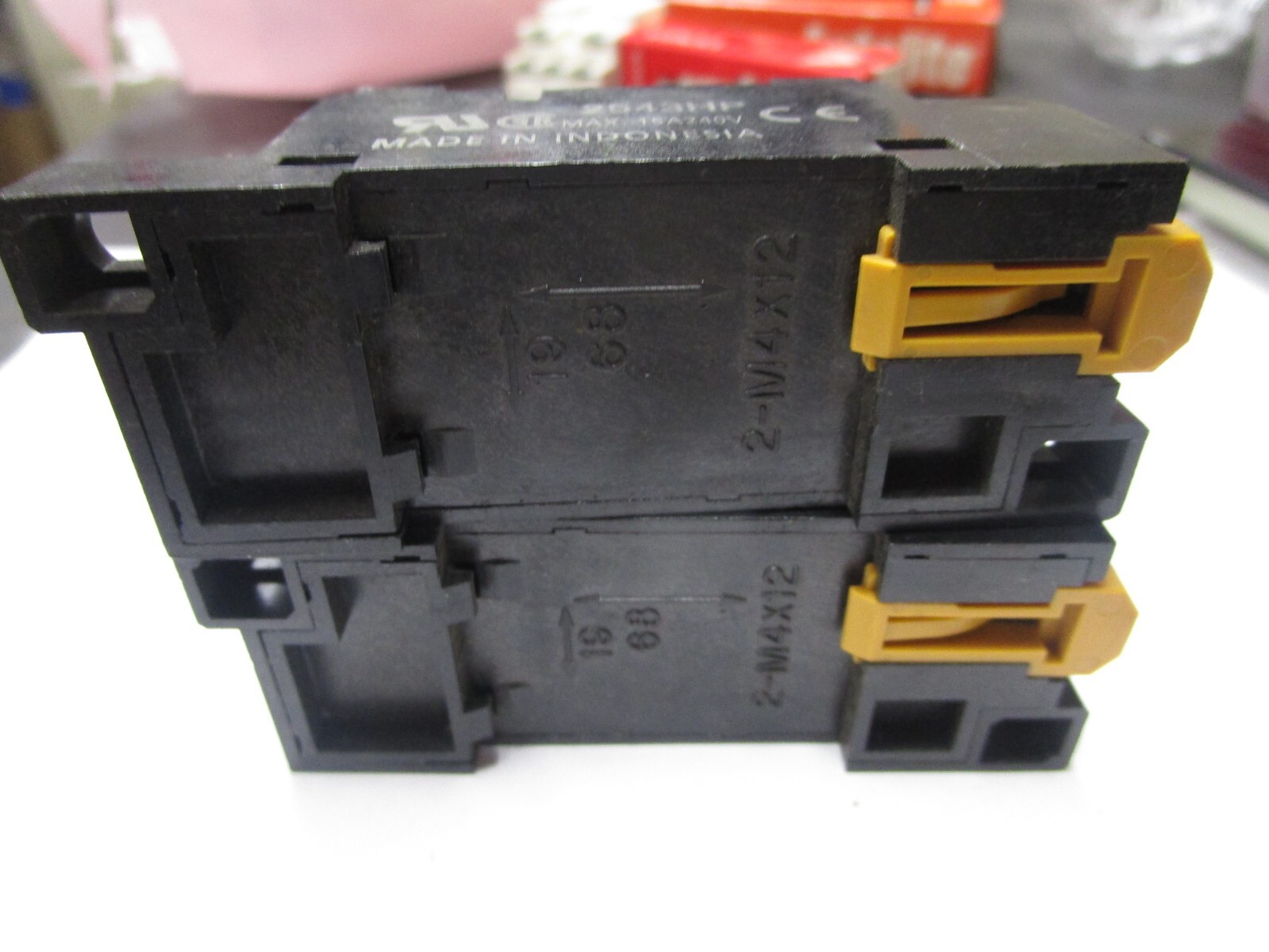 (2) OMRON PTFO8A-E 15A 240V MAX FINGER PROTECTION 8 PIN SOCKET NNB