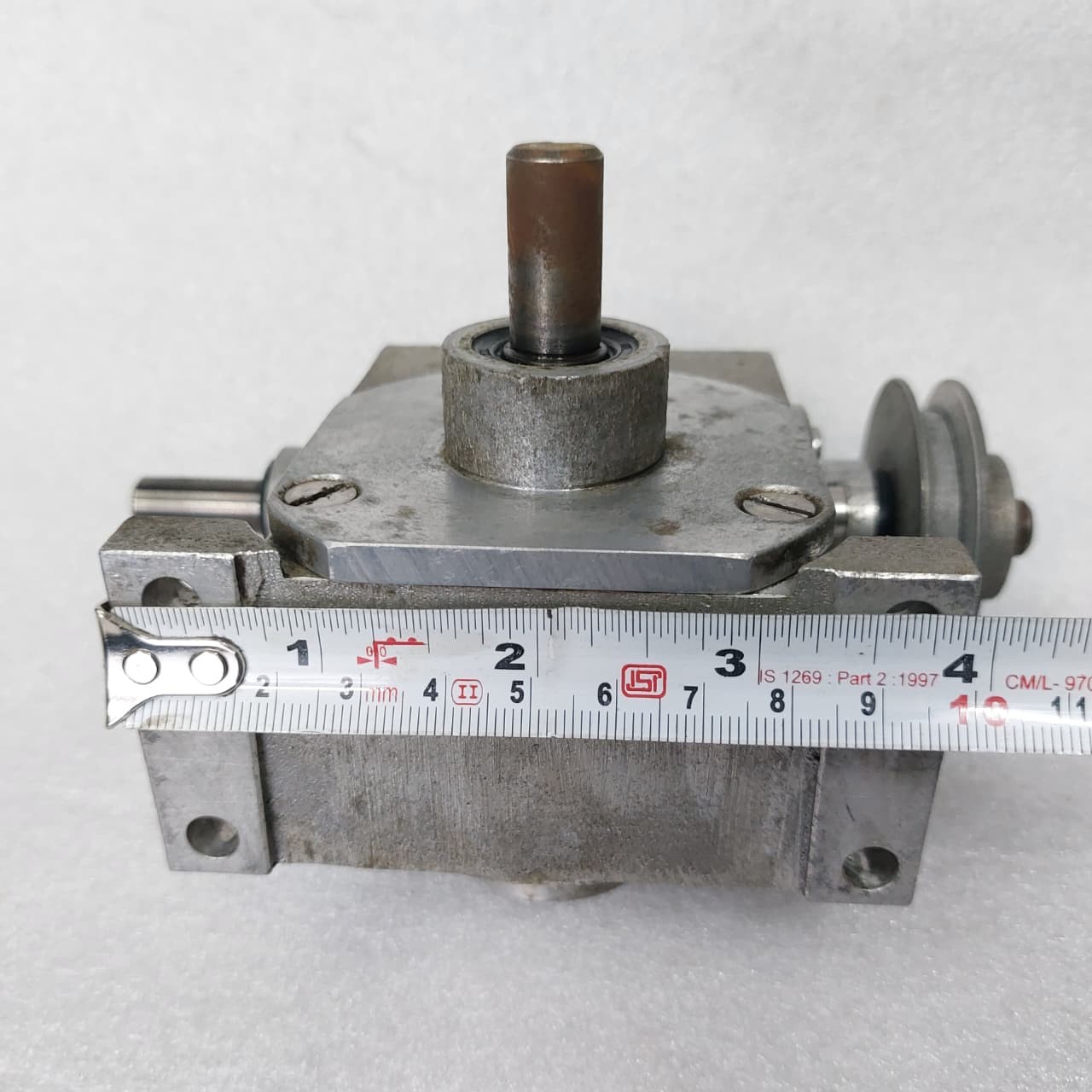 GEAR BOX (SPEED REDUCER) GEAR RATIO 17/1 .. IN SHAFT SIZE 10. MM OUTPUT 12.MM