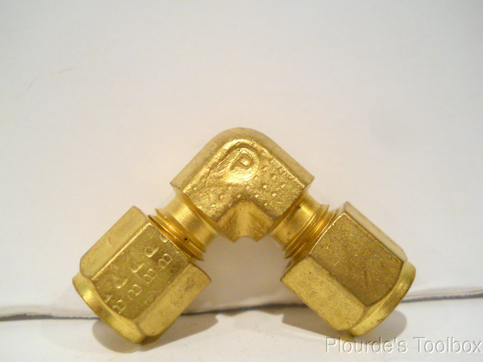 New Parker Brass 1/4″ Tube x 1/4″ Tube Union 90° Elbow Fitting, 4-4 EBZ-B