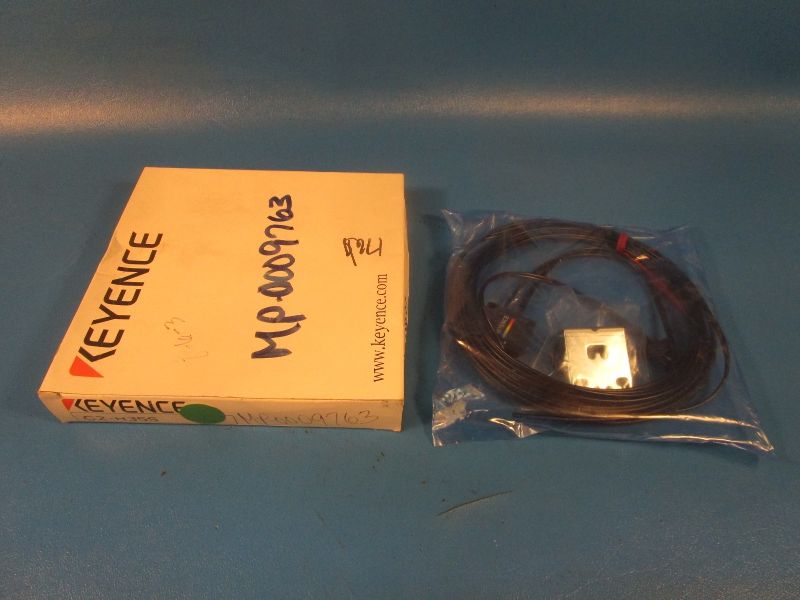 Keyence CZ-H35S, PHOTOELECTRIC SENSOR, REFLECTIVE SENSOR HEAD, RED LED