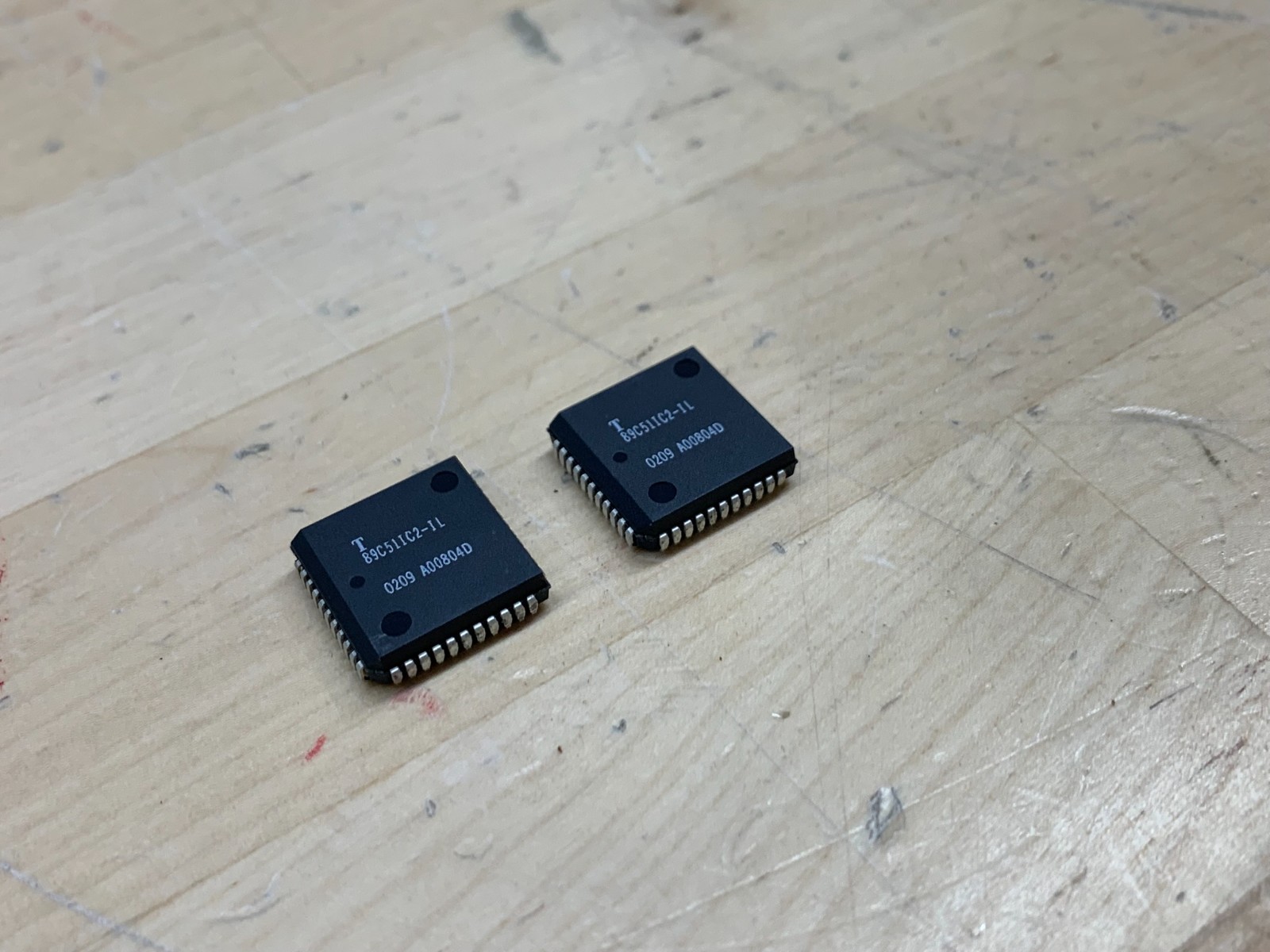 2-pcs Temic / Atmel Flash Microcontroller (32K x 8) 32KB 8-Bit 40MHZ PQCC44