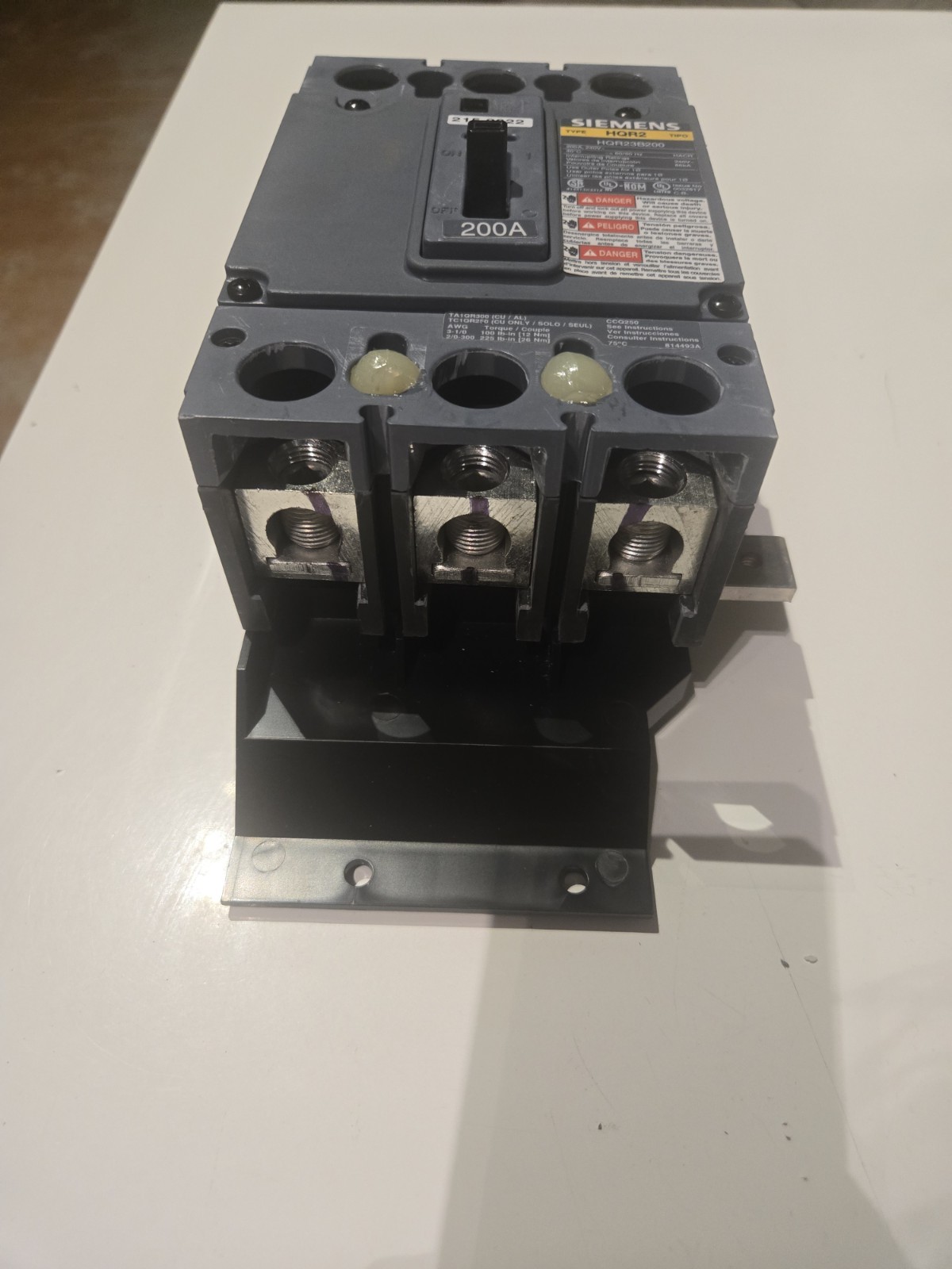 Siemens MBKQR3200HA 3-phase 200a Breaker With Mounting Kit