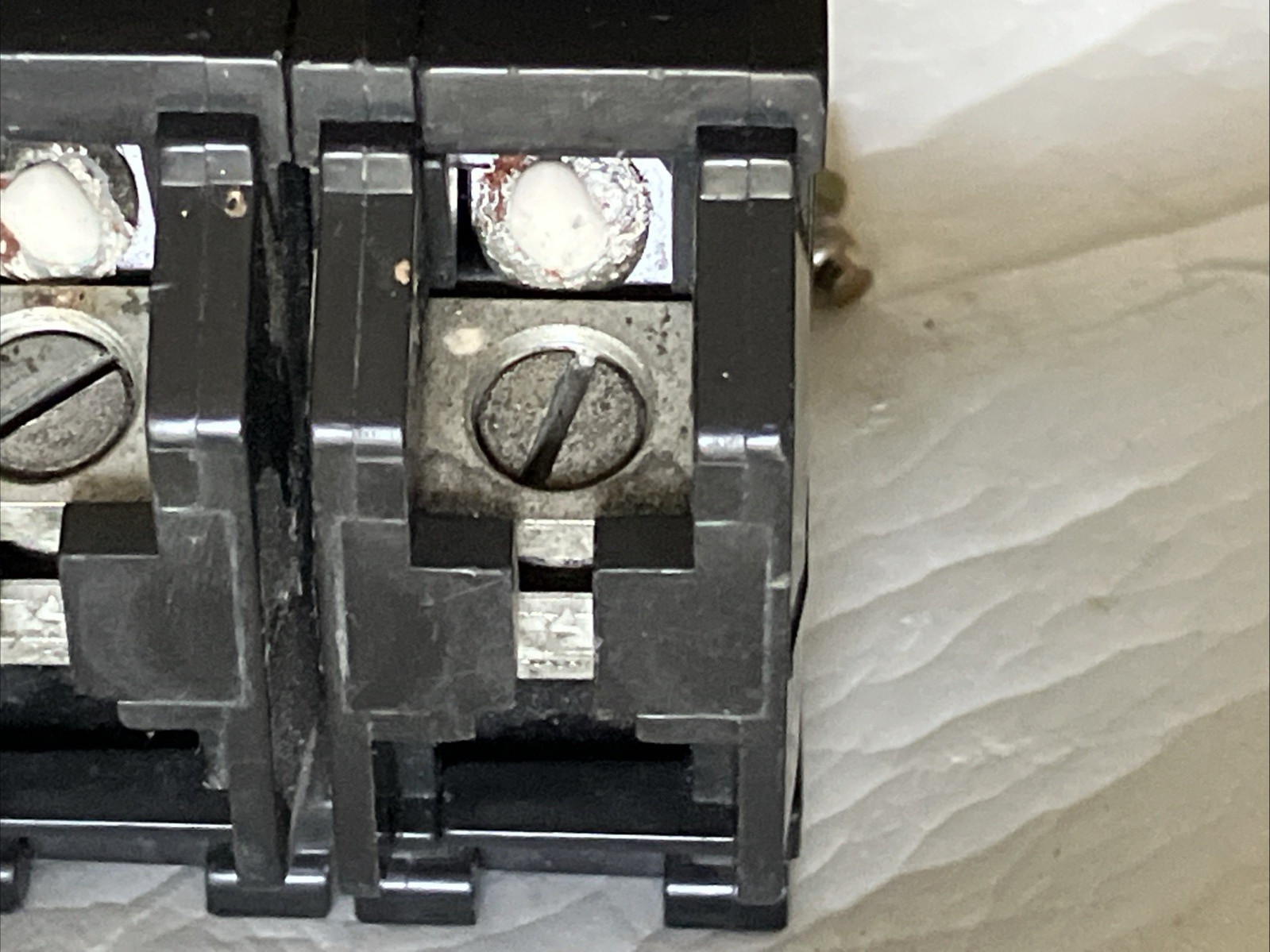 GE THQB CIRCUIT BREAKER THQB32080 80A 240V 3P 3Ph with OEM Bolt-on Bus Screws