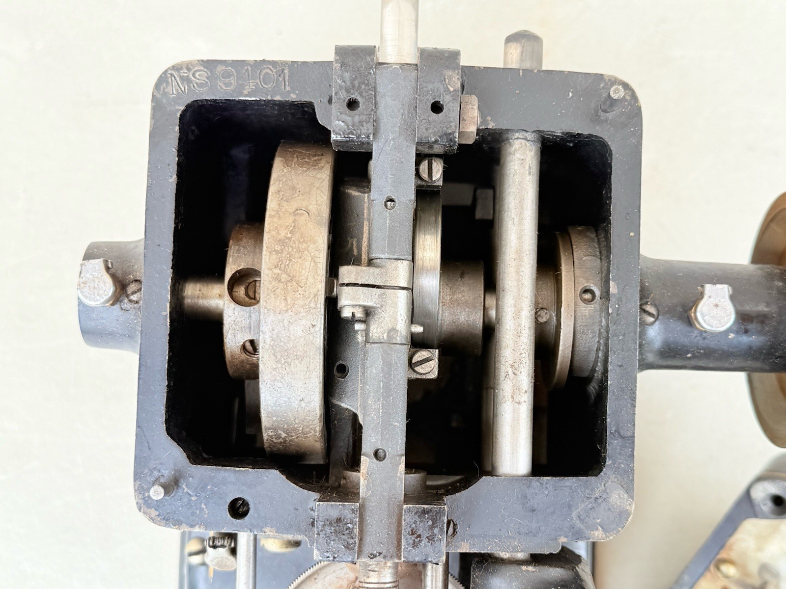 Bonis Industrial “Never-Stop” Fur & Leather Sewing Machine | Made in USA