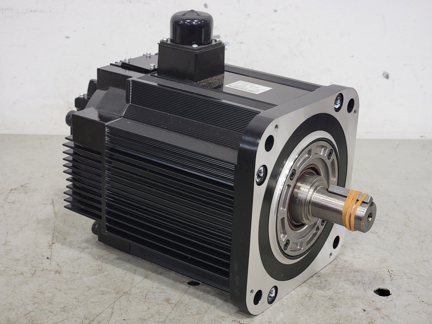 SURPLUS NEW Yaskawa SGMRS-37A2A-YR13 3700W AC Servo Motor – Electrical