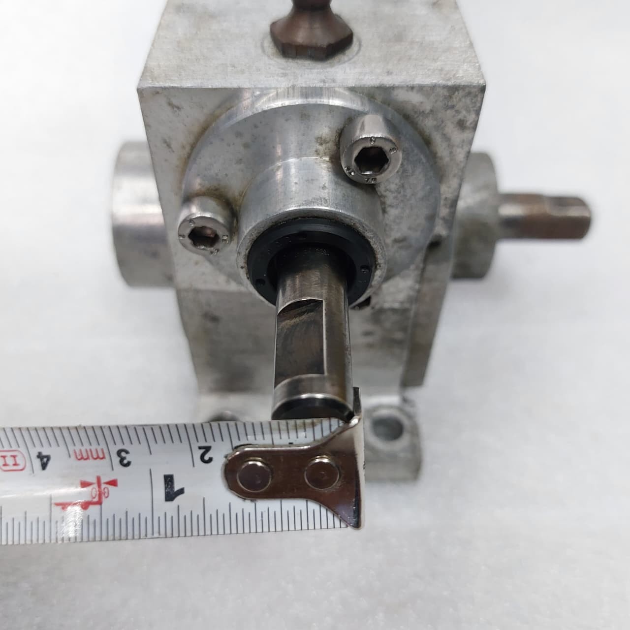 GEAR BOX (SPEED REDUCER) GEAR RATIO 17/1 .. IN SHAFT SIZE 10. MM OUTPUT 12.MM