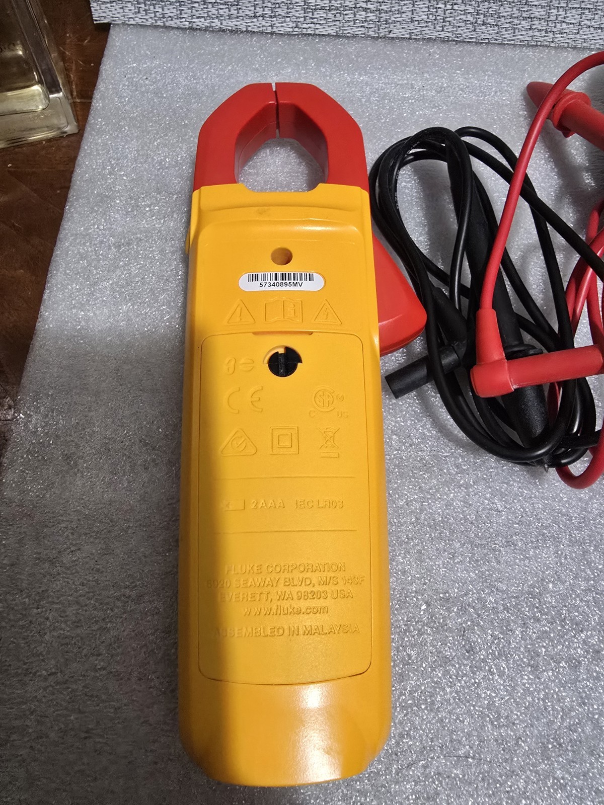 Fluke 323 True RMS Clamp Meter CAT III 600V 400A 4000 Count w/ Leads Case