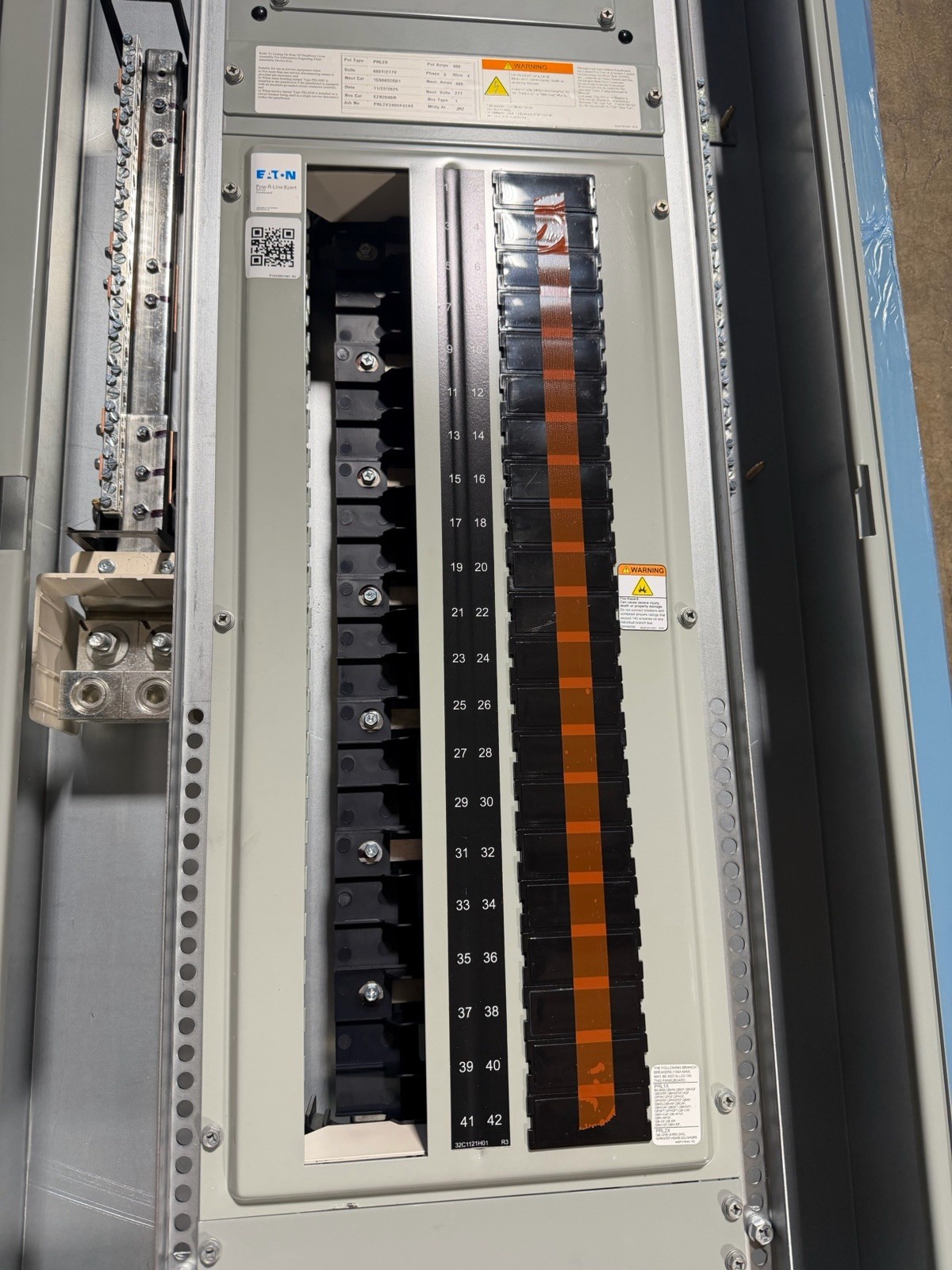 1-400 AMP 480V MAIN LUG PANELBOARD 42 SPACE 3PHASE 4 WIRE COMPLETE PANEL (NEW)