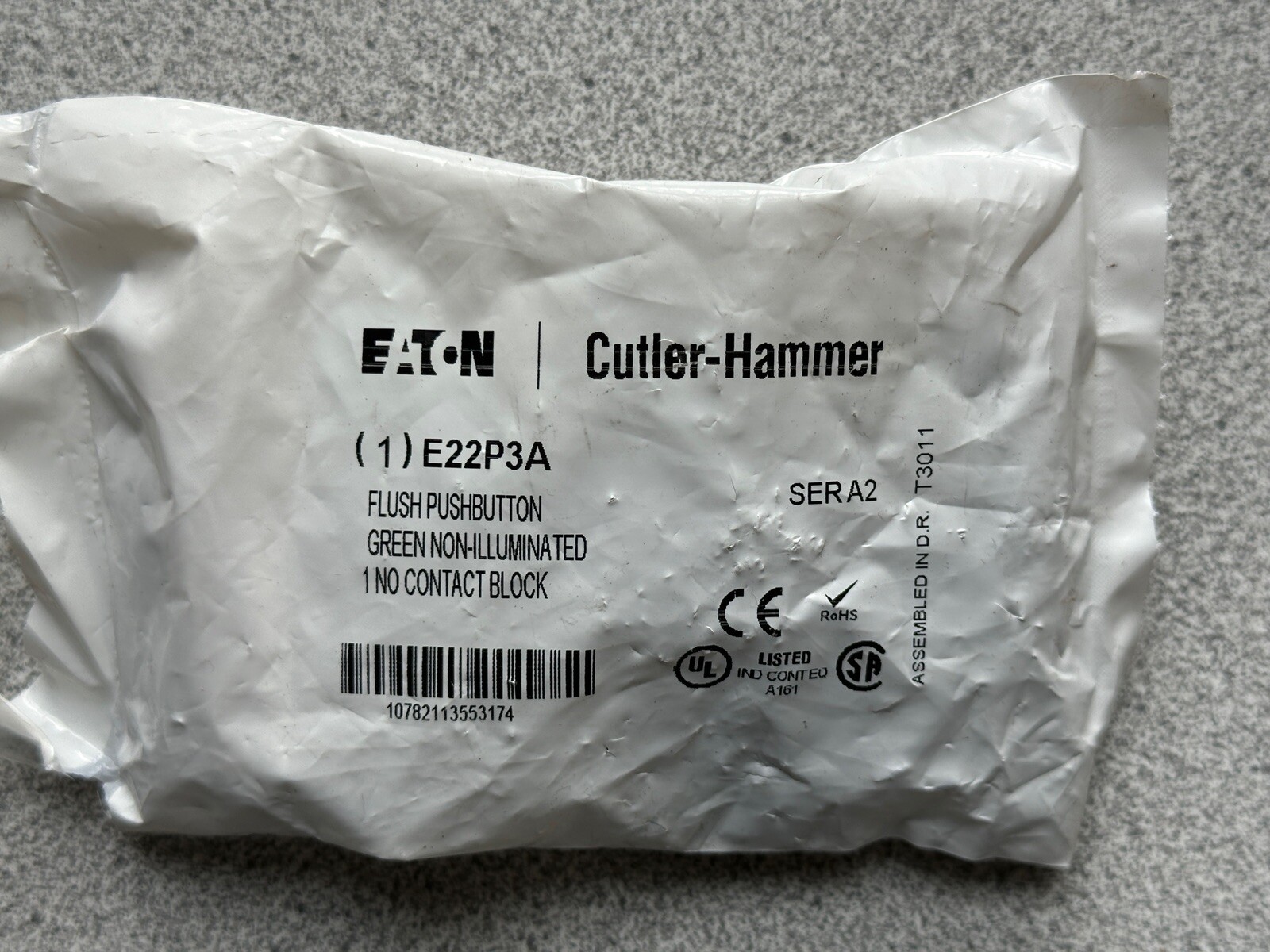 NEW IN BAG EATON CUTLER HAMMER E22P3A GREEN PUSHBUTTON with E22B2 CONTACT BLOCK