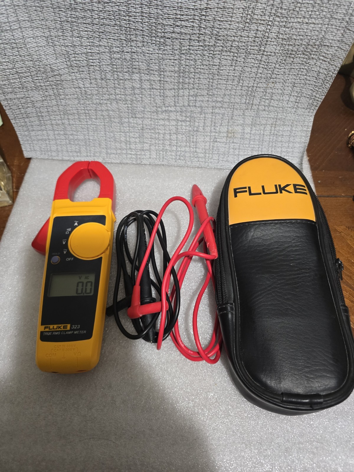 Fluke 323 True RMS Clamp Meter CAT III 600V 400A 4000 Count w/ Leads Case