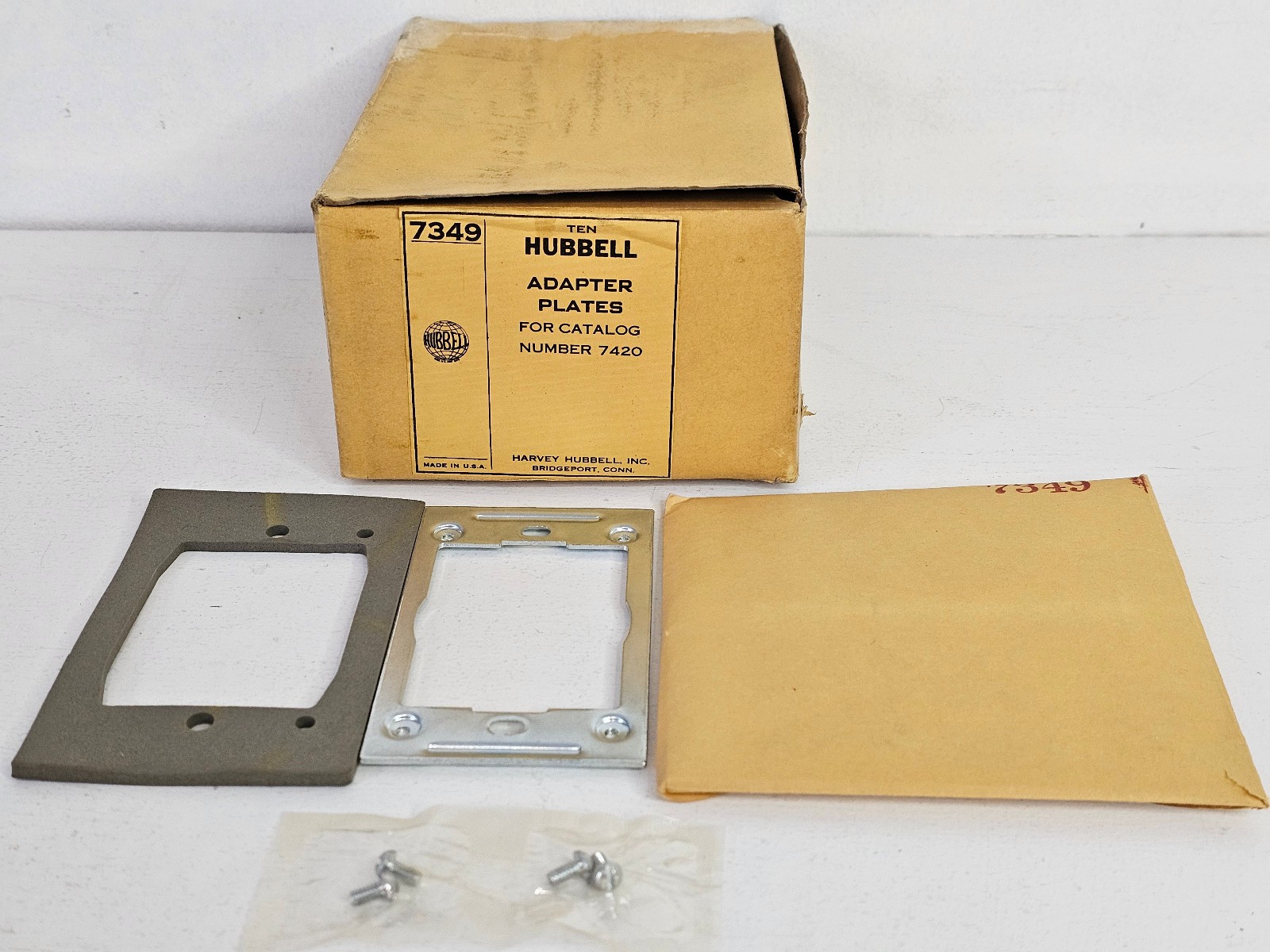 Ten Hubbell 7439 Adapter Plates 4 1/4″X 2 1/2″ W/Gasket, Mounting Screws NOS