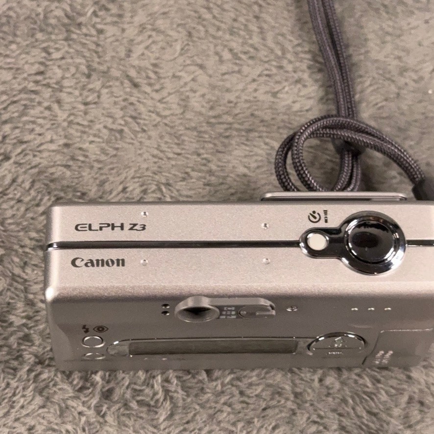 Canon ELPH Z3 APS Film Camera Silver 23.5-54mm Zoom Lens with Leather Case