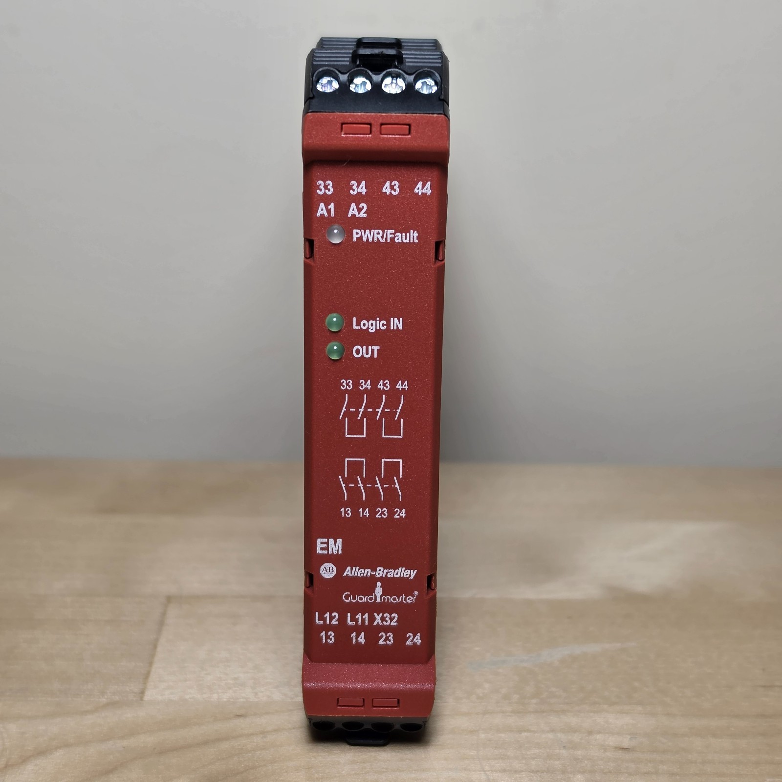 Allen-Bradley 440R-EM4R2 GSR EM Guardmaster Safety Relay 24VDC Ser A