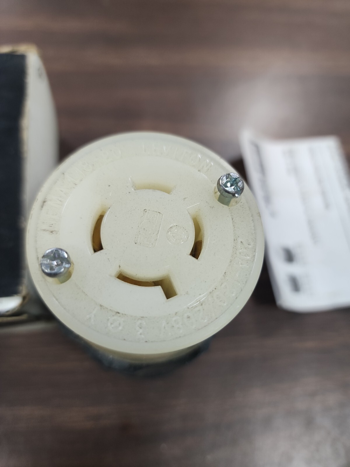 LEVITON 2443 20 AMP 120/208V TWIST LOCK RECEPTACLE A29