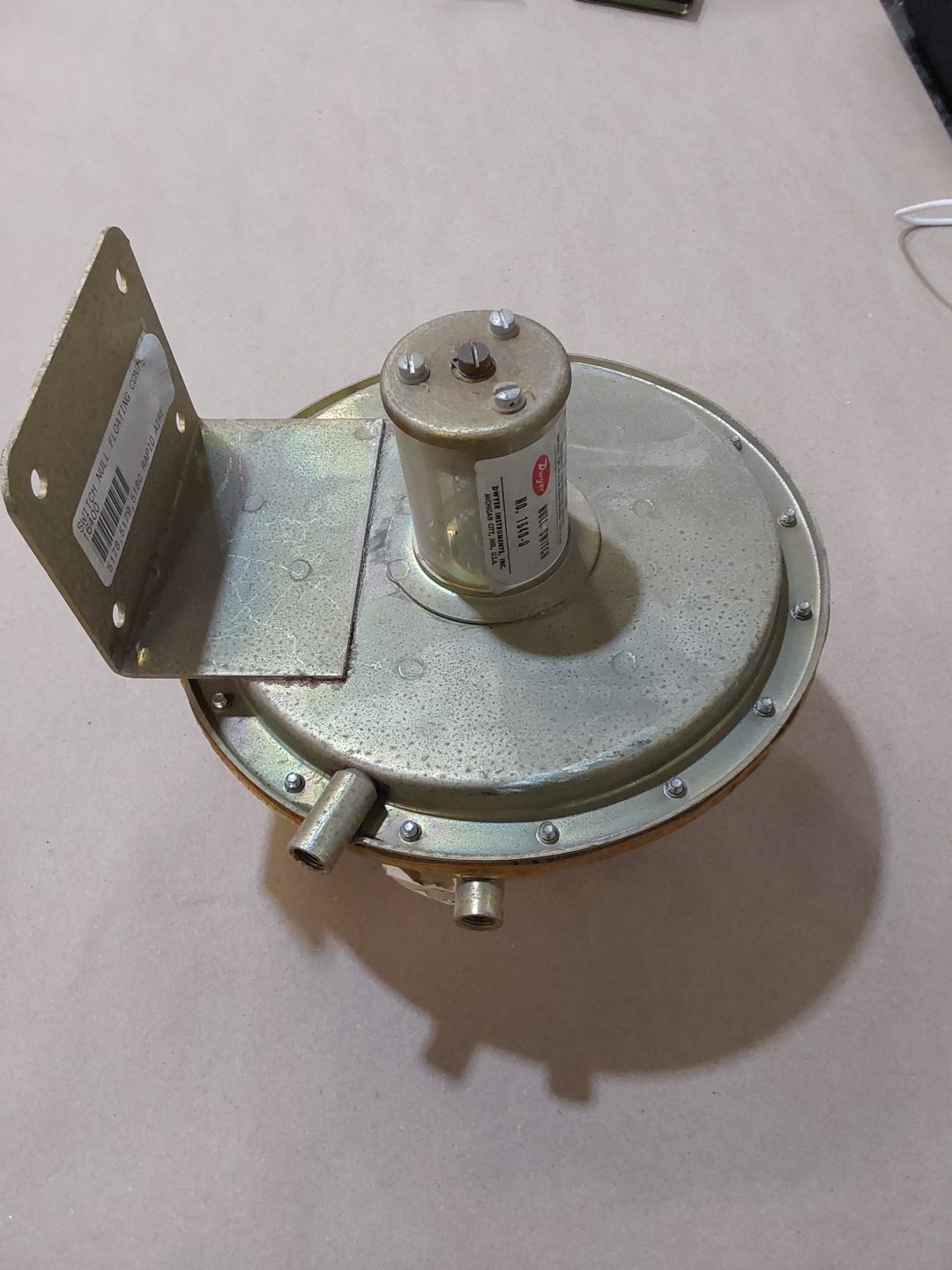 Dwyer 1640-0 Floating Contact Null Switch for High and Low Actuation