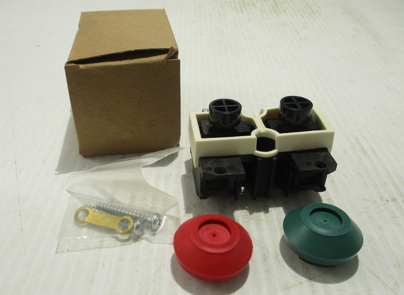 NEW MAGNETEK SBP2-B HOIST PENDANT PUSH BUTTON 127-10133 NO EXTRA PARTS