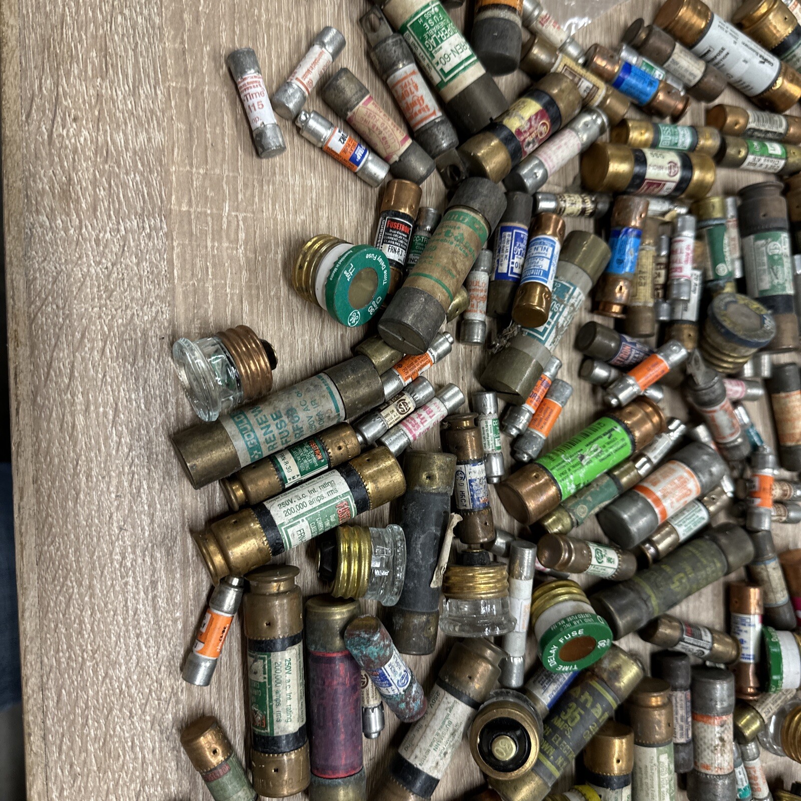 200 Random Mixed Fuses Lot Of 200