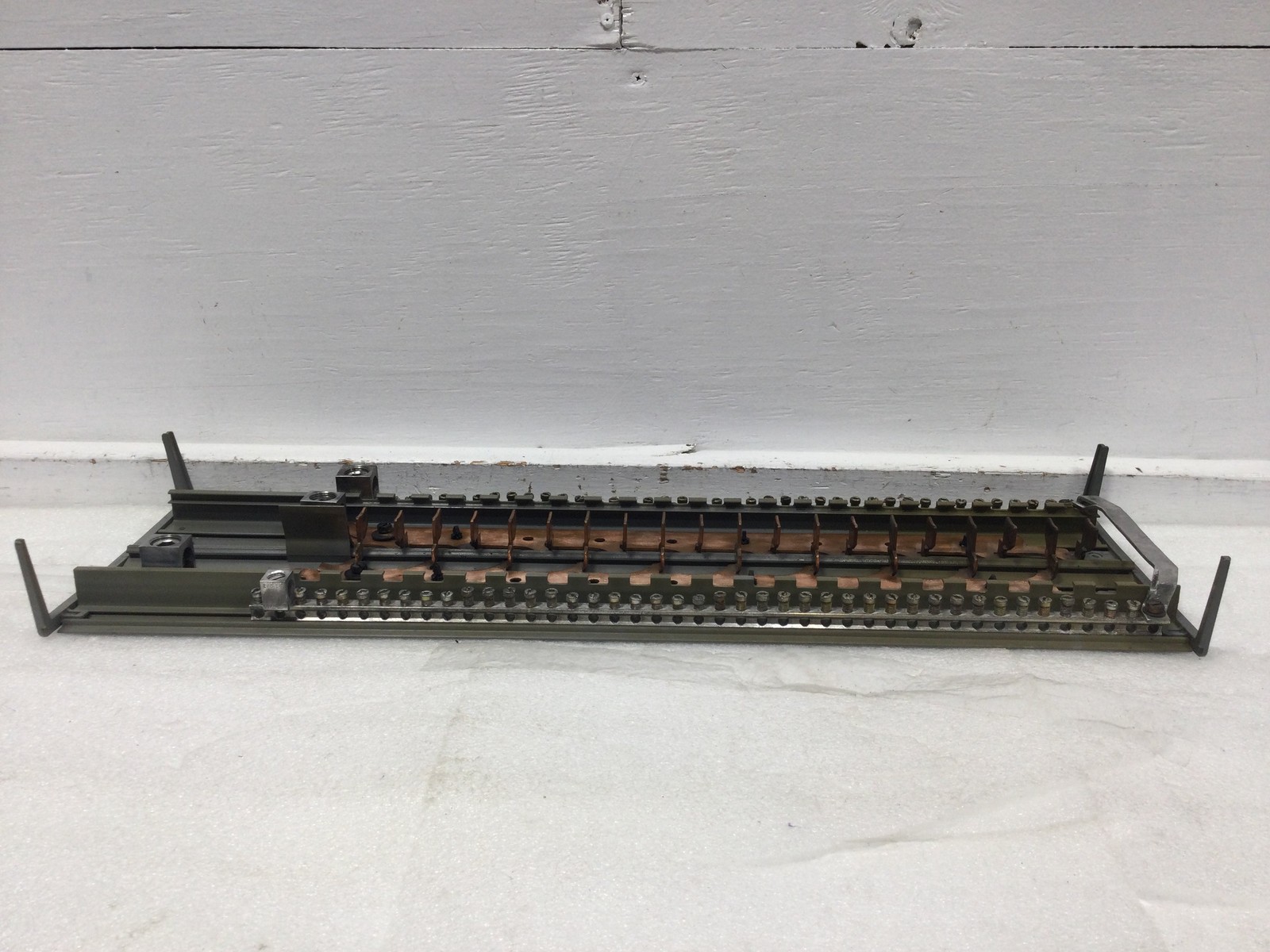 Siemens G4040MB1200CU 200 Amp 40 Space Copper Buss Load Center Guts Only 9″X27″