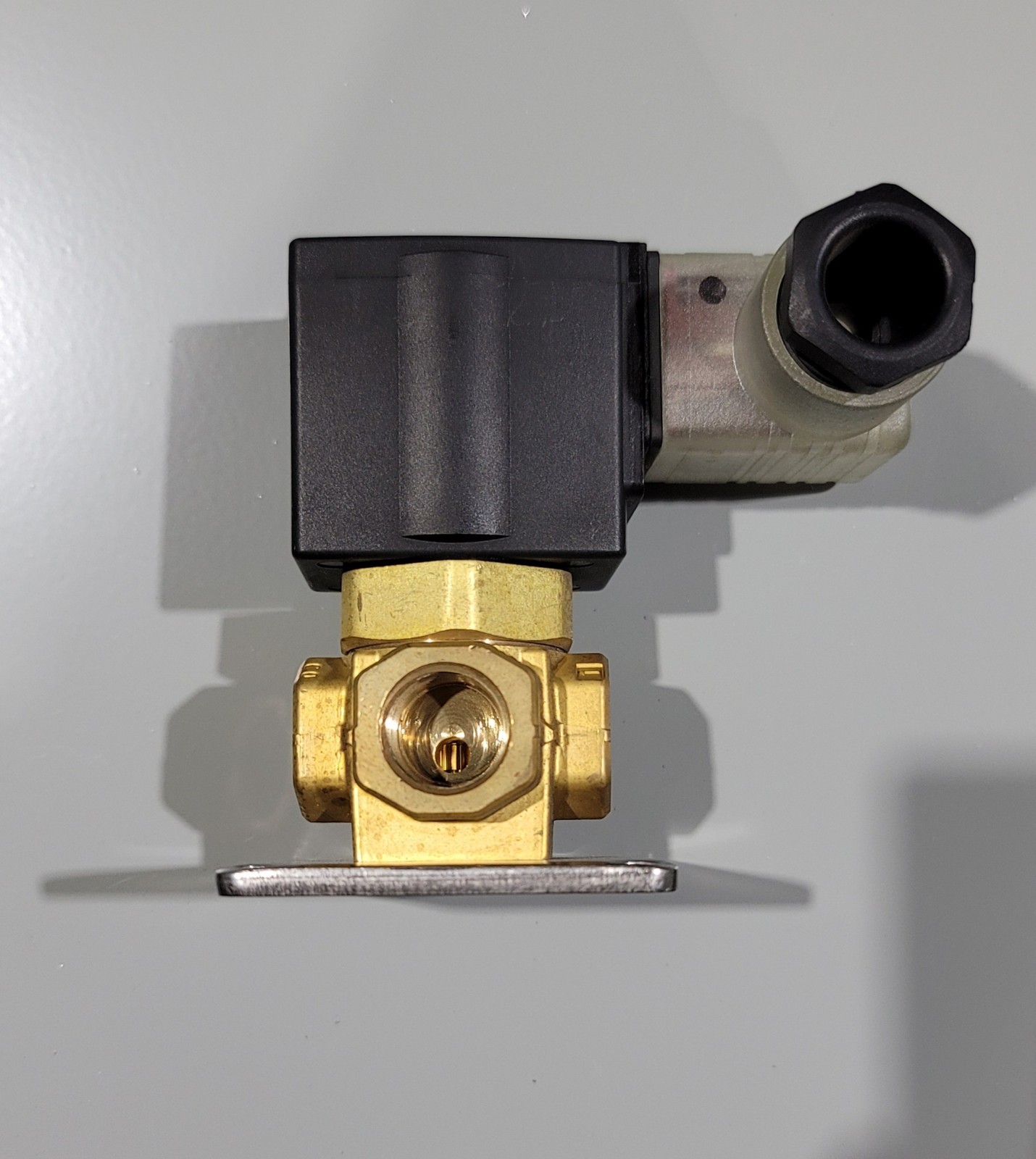 SMC VX3240-03N-5DZ1-B Solenoid Valve 0.3 MPa Air/Water, 1/4″ NPT, 24v DC Coil