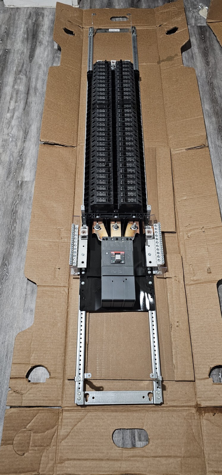 250 AMP main breaker panel with 56 circuits GE Relia GearLighting Panel interior