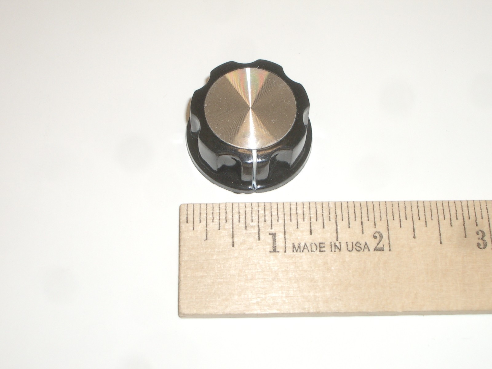 MPJ 30402KN DIAL KNOB BLACK ALUMINUM INSERT SILVER TOP 1.3Dx0.6T 1/4″ SHAFT 2PC