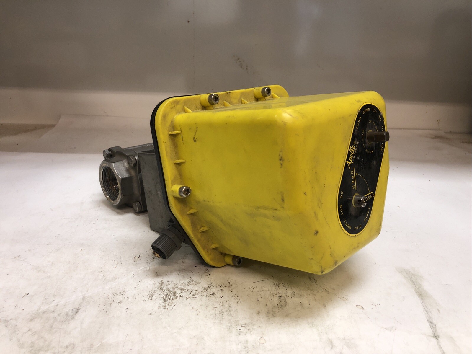 1 USED APOLLO ACTUATOR AE40010, 24VDC NEMA 4,TORQUE 400 IN-LBS, 1.38 AMPS