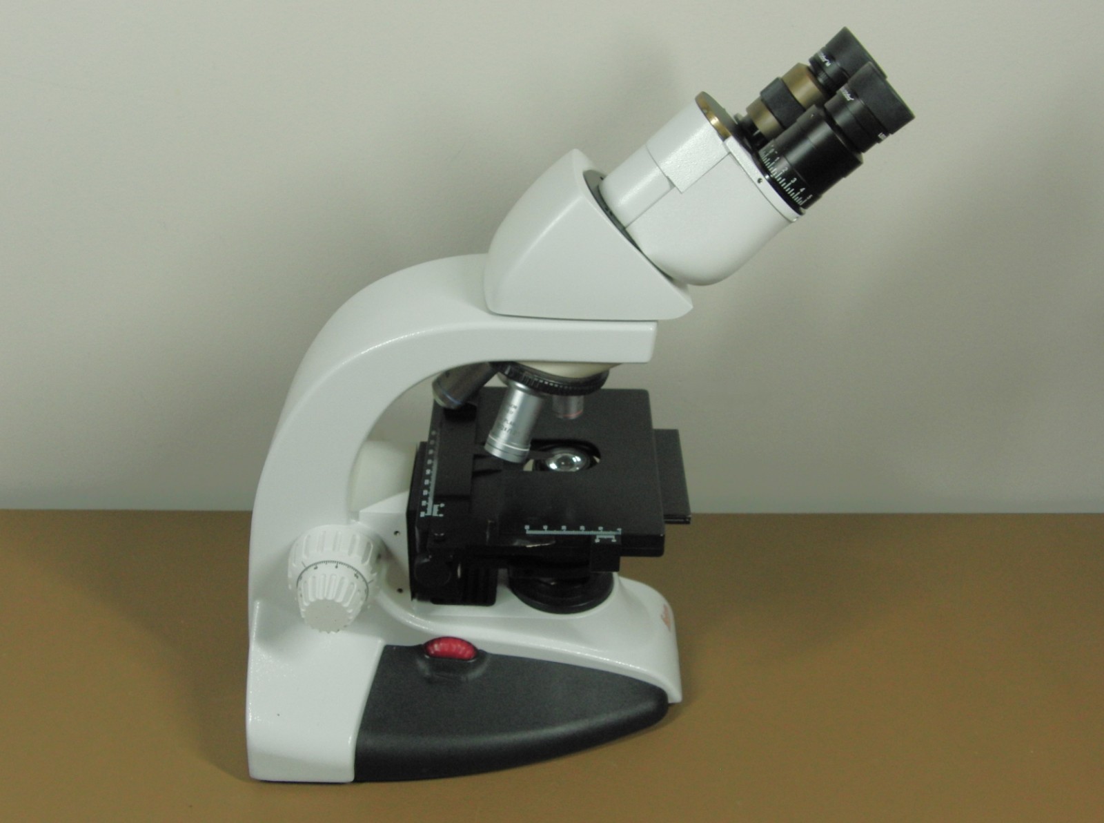 Leica DME 13595xxx Microscope with (4) HI PLAN Objectives 4x/10x/40x/100x