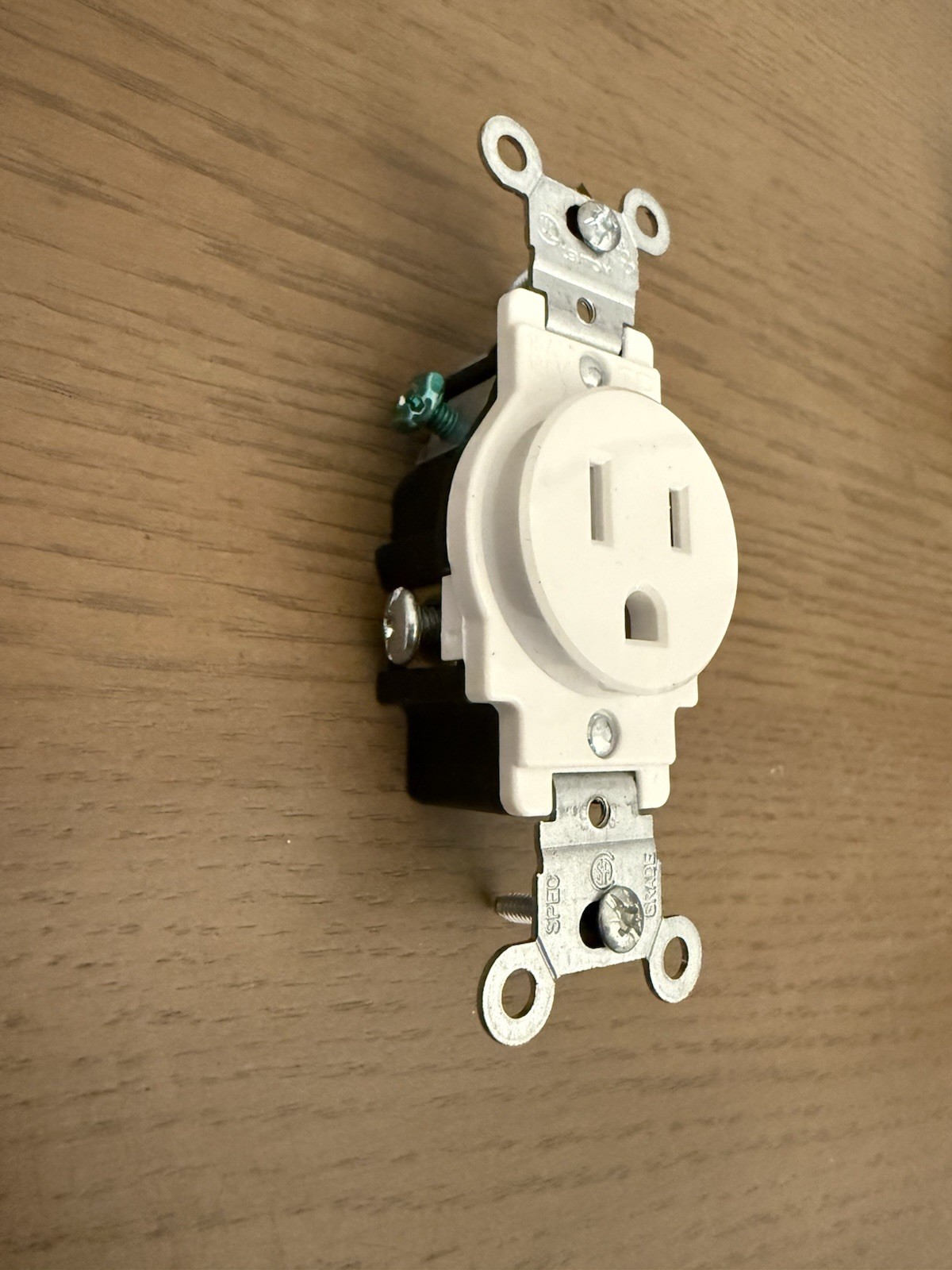 New Leviton 5015-W Single Receptacle White Back Side Wired GRD 15A-125V Spec