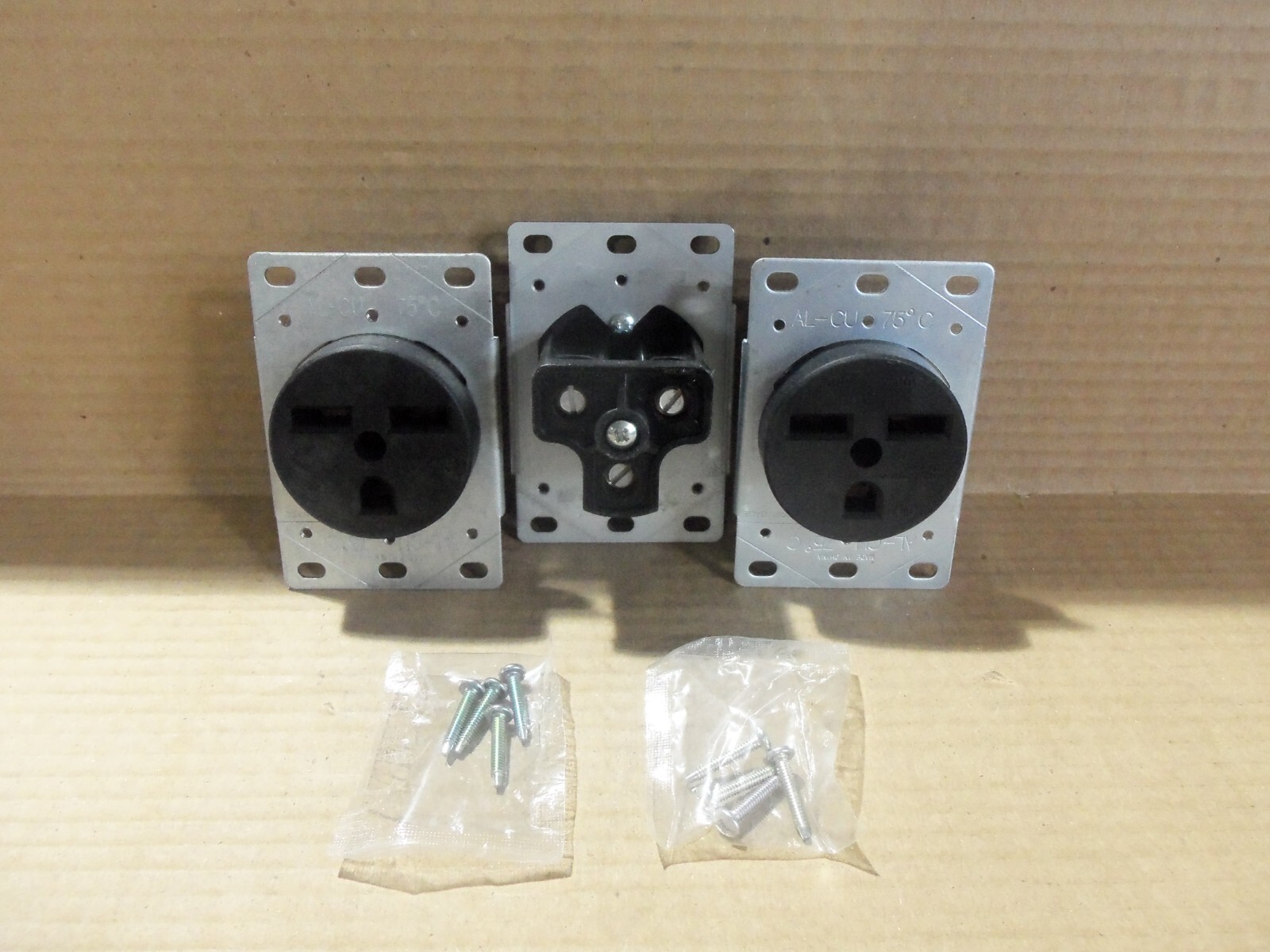 NEW LOT OF 3 LEGRAND 3801 POWER OUTLET 30 AMP 250V FLUSH MOUNT 2P3W 75­° C